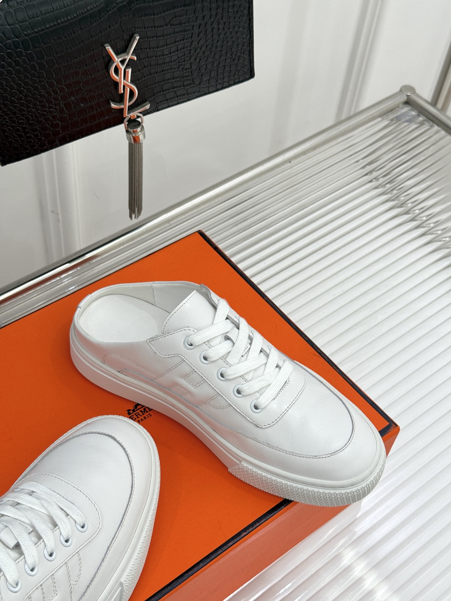
Hermès/爱马仕经典H标情侣款休闲半拖
简直是为追求品质与时尚的情侣量身定制！
标志性的H标低调又