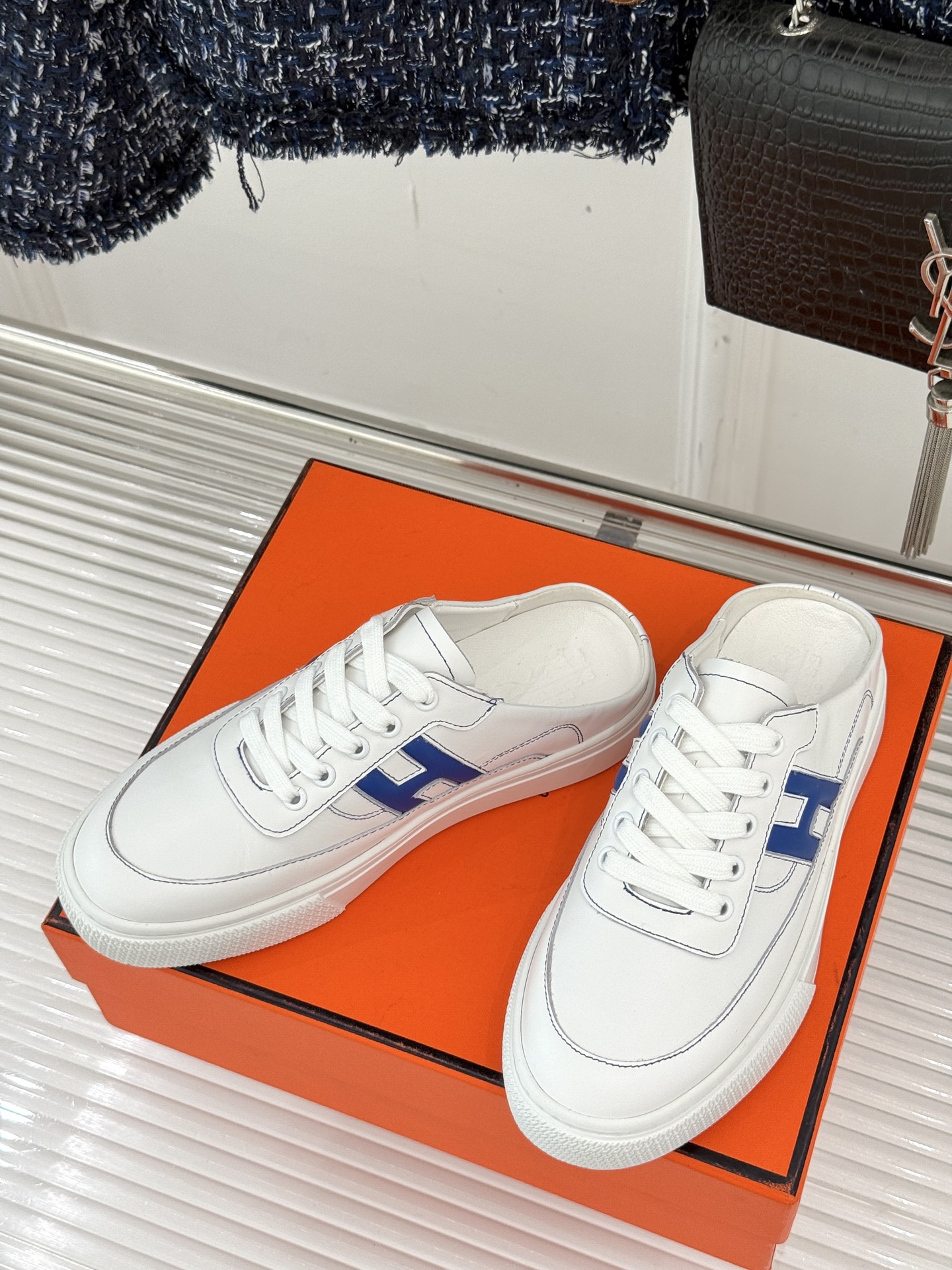 
Hermès/爱马仕经典H标情侣款休闲半拖
简直是为追求品质与时尚的情侣量身定制！
标志性的H标低调又