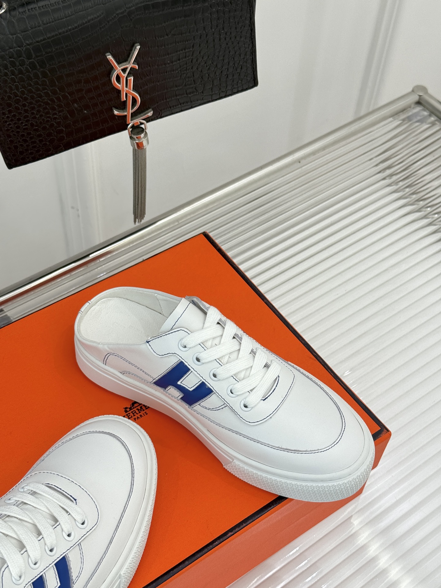 
Hermès/爱马仕经典H标情侣款休闲半拖
简直是为追求品质与时尚的情侣量身定制！
标志性的H标低调又