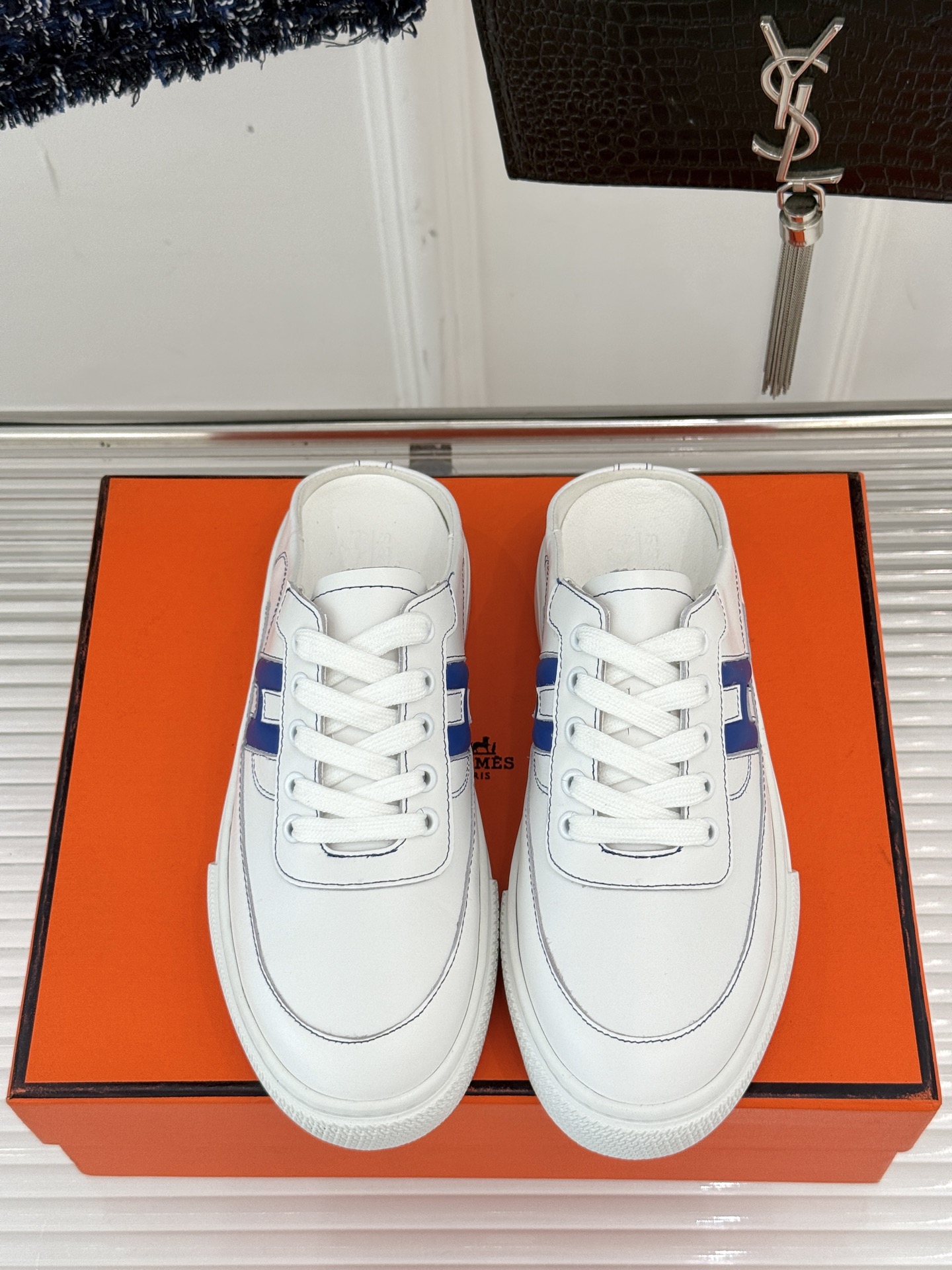 
Hermès/爱马仕经典H标情侣款休闲半拖
简直是为追求品质与时尚的情侣量身定制！
标志性的H标低调又