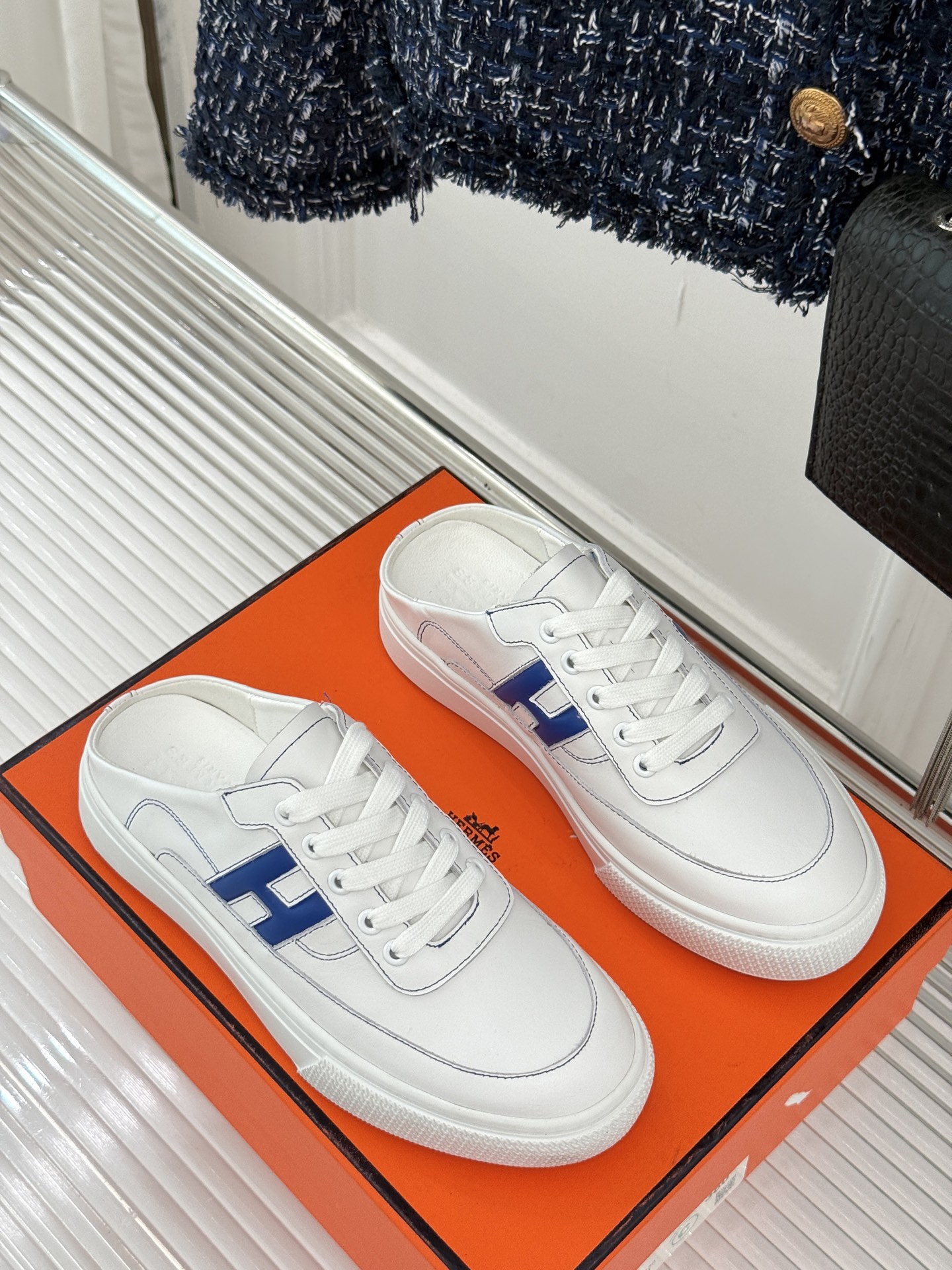 
Hermès/爱马仕经典H标情侣款休闲半拖
简直是为追求品质与时尚的情侣量身定制！
标志性的H标低调又