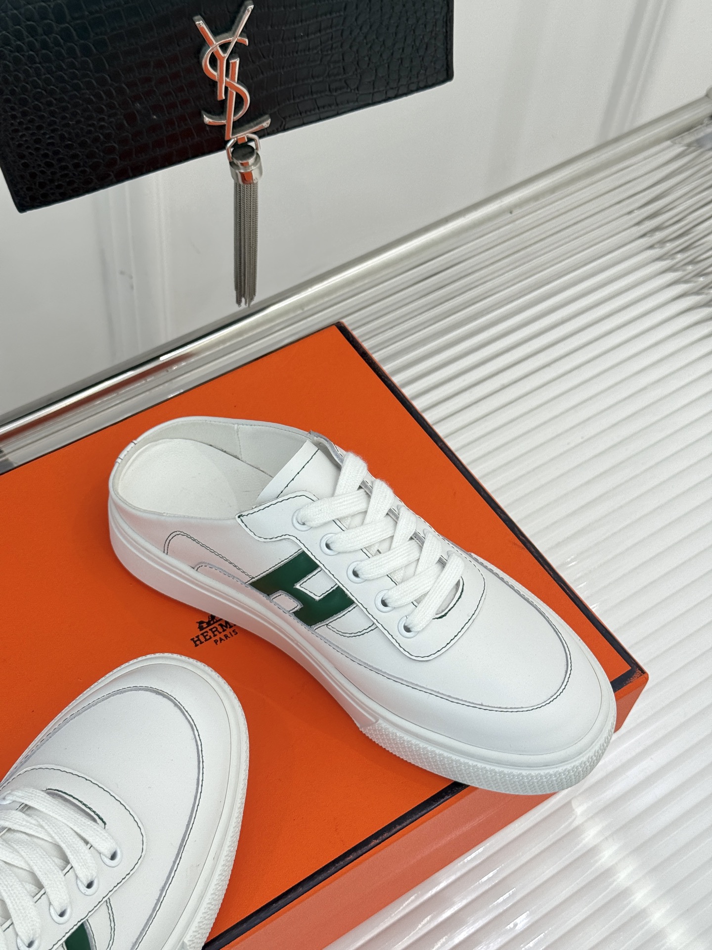 
Hermès/爱马仕经典H标情侣款休闲半拖
简直是为追求品质与时尚的情侣量身定制！
标志性的H标低调又