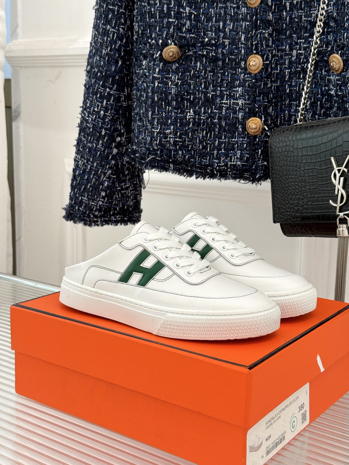 
Hermès/爱马仕经典H标情侣款休闲半拖
简直是为追求品质与时尚的情侣量身定制！
标志性的H标低调又