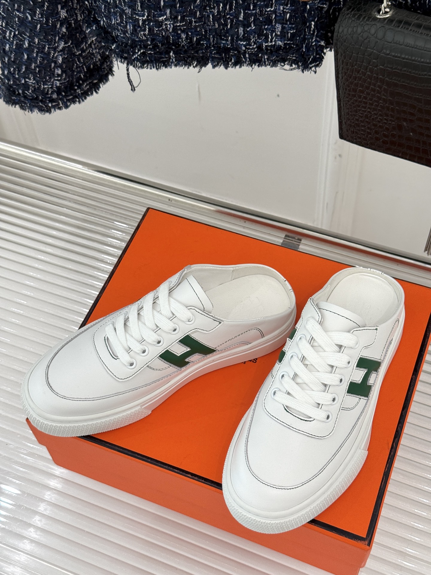 
Hermès/爱马仕经典H标情侣款休闲半拖
简直是为追求品质与时尚的情侣量身定制！
标志性的H标低调又