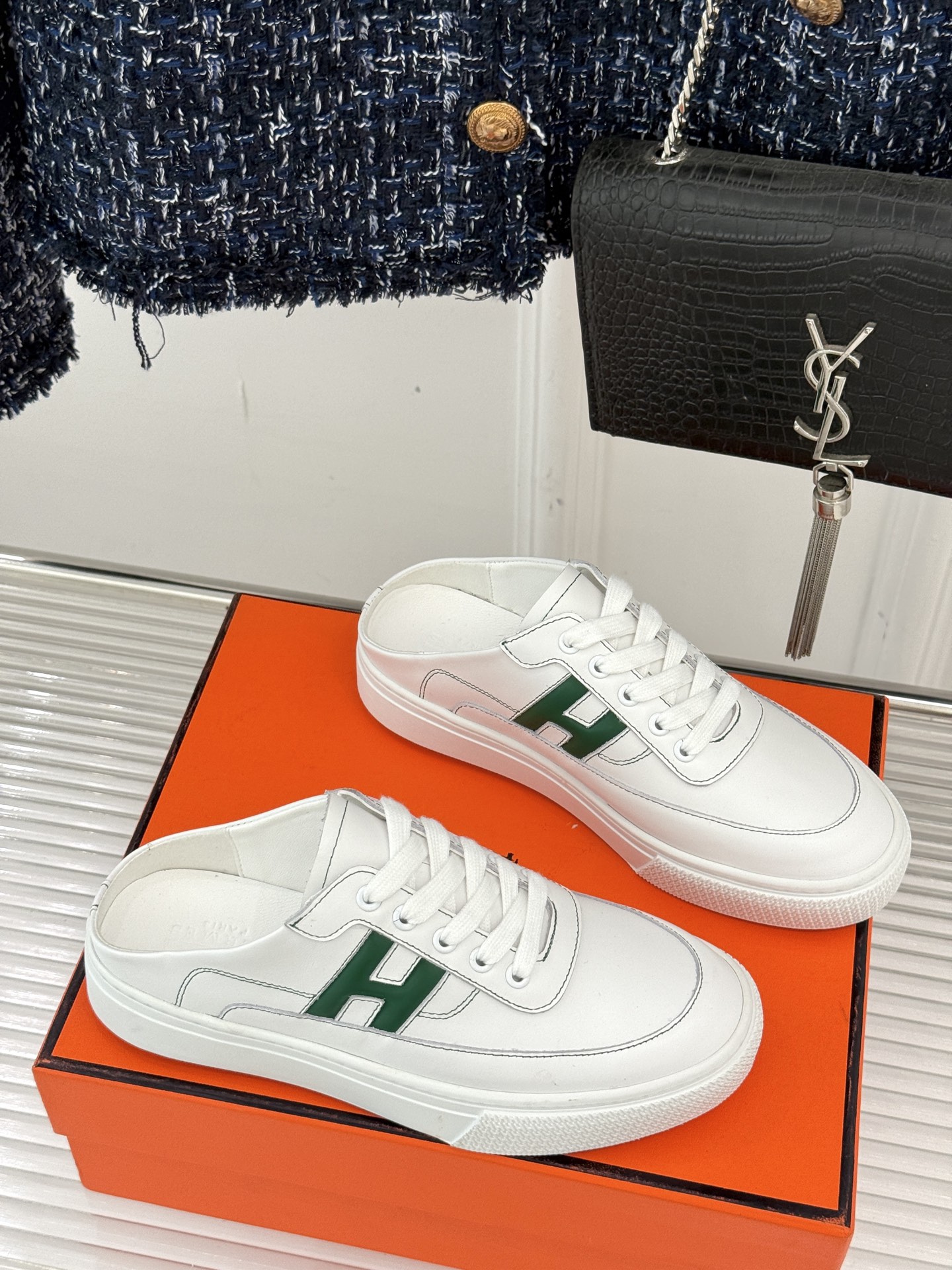 
Hermès/爱马仕经典H标情侣款休闲半拖
简直是为追求品质与时尚的情侣量身定制！
标志性的H标低调又
