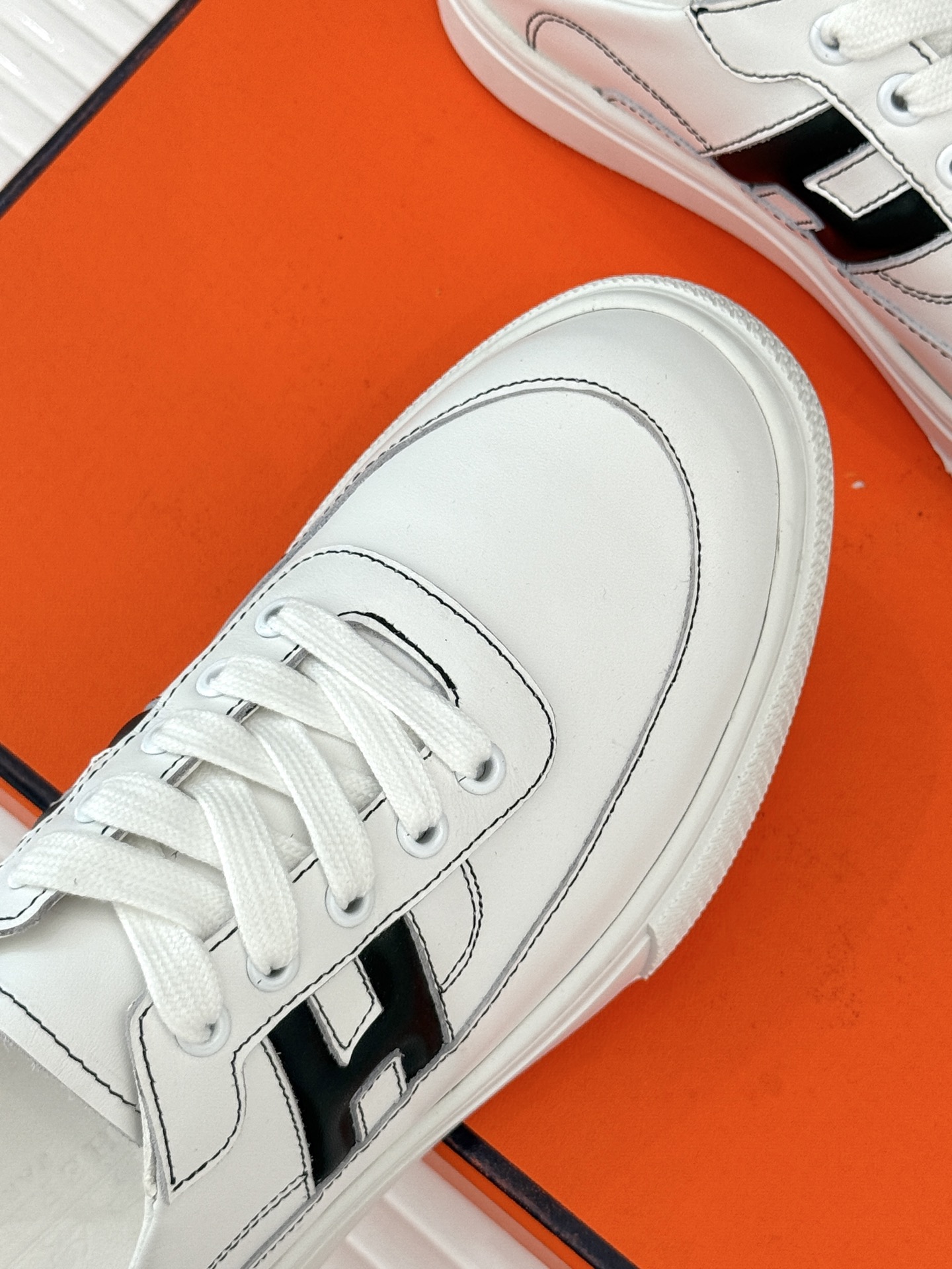 
Hermès/爱马仕经典H标情侣款休闲半拖
简直是为追求品质与时尚的情侣量身定制！
标志性的H标低调又