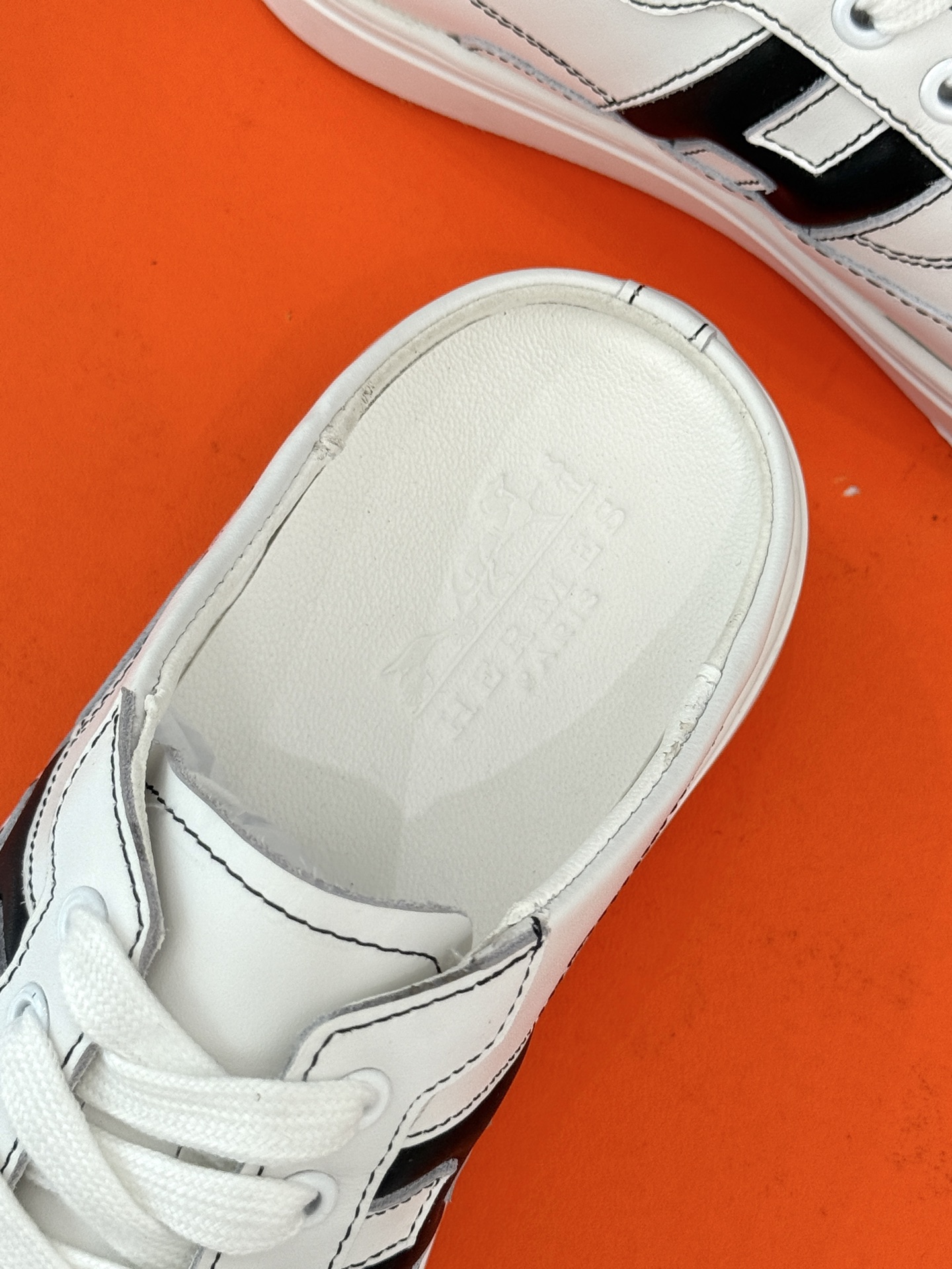 
Hermès/爱马仕经典H标情侣款休闲半拖
简直是为追求品质与时尚的情侣量身定制！
标志性的H标低调又