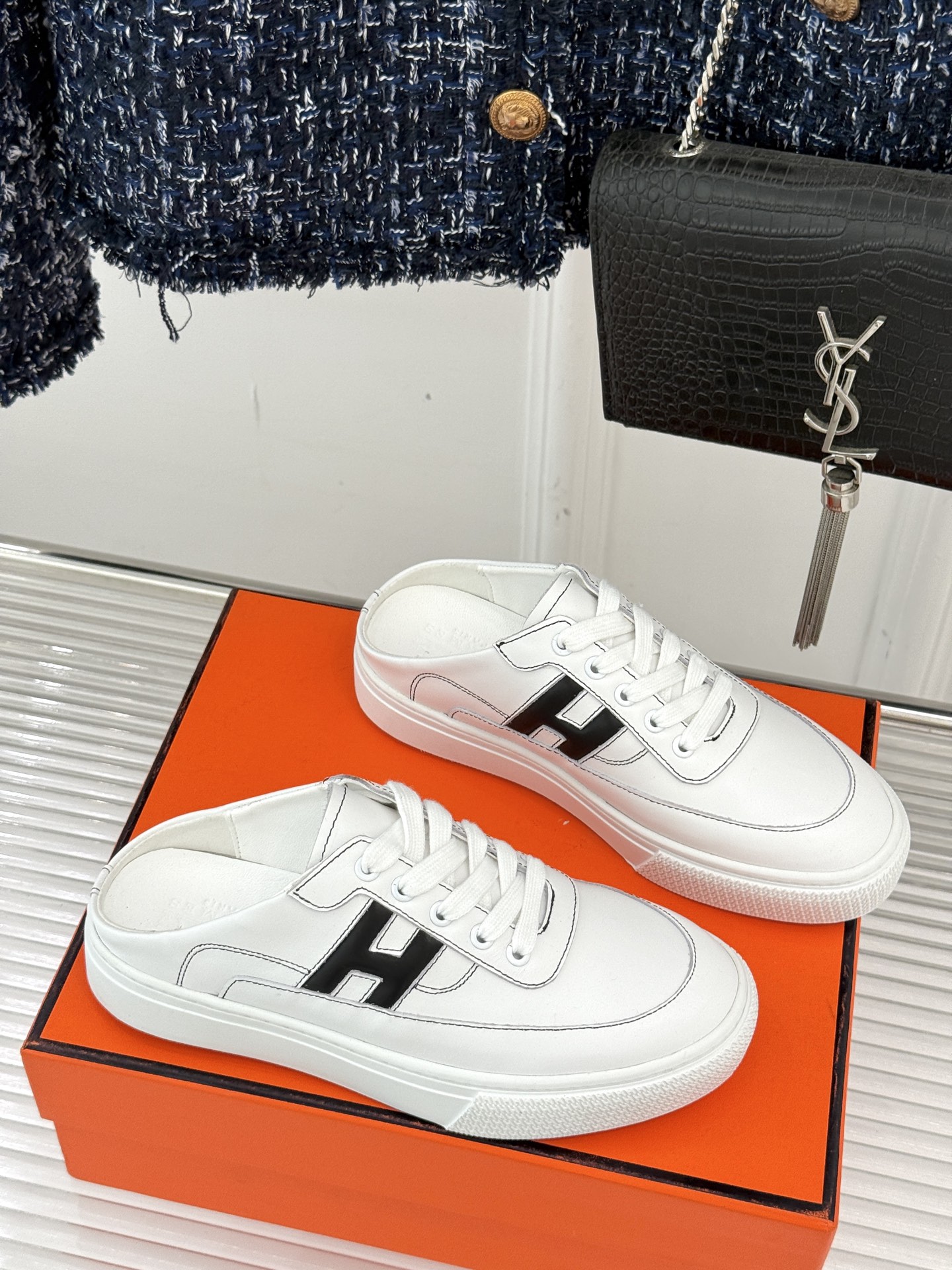 
Hermès/爱马仕经典H标情侣款休闲半拖
简直是为追求品质与时尚的情侣量身定制！
标志性的H标低调又
