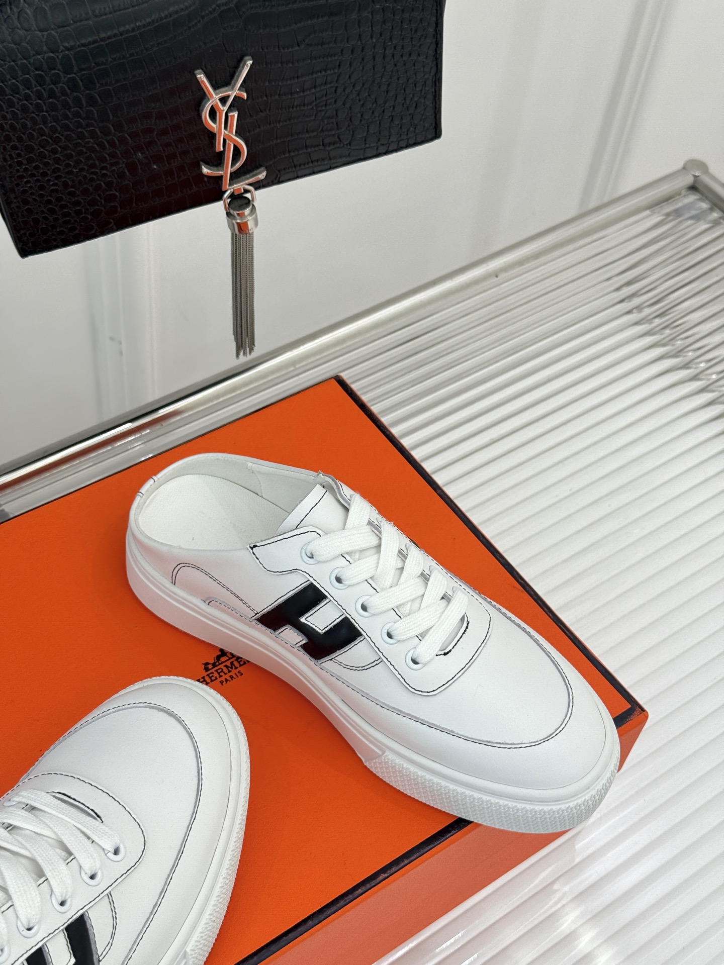
Hermès/爱马仕经典H标情侣款休闲半拖
简直是为追求品质与时尚的情侣量身定制！
标志性的H标低调又