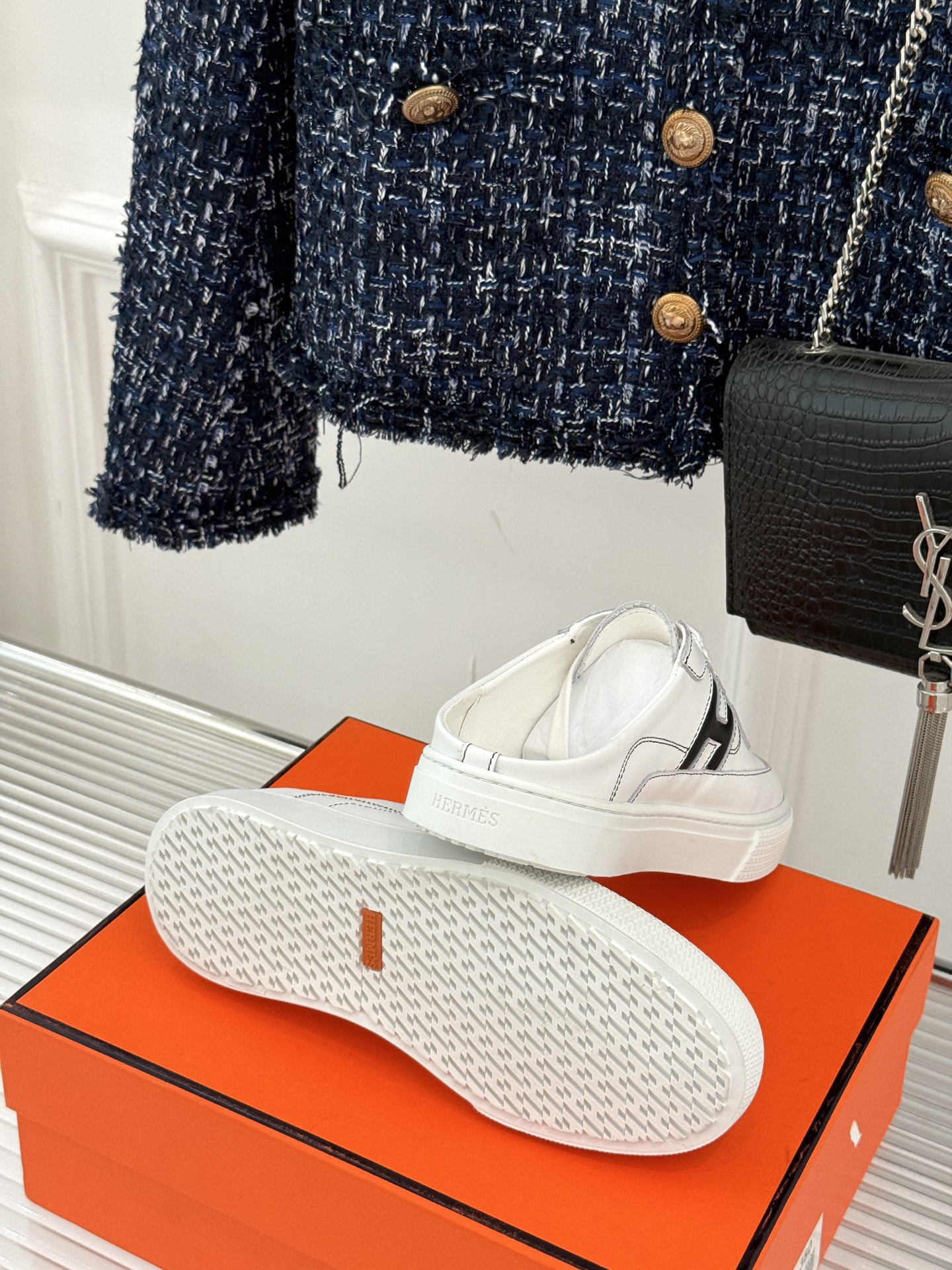 
Hermès/爱马仕经典H标情侣款休闲半拖
简直是为追求品质与时尚的情侣量身定制！
标志性的H标低调又