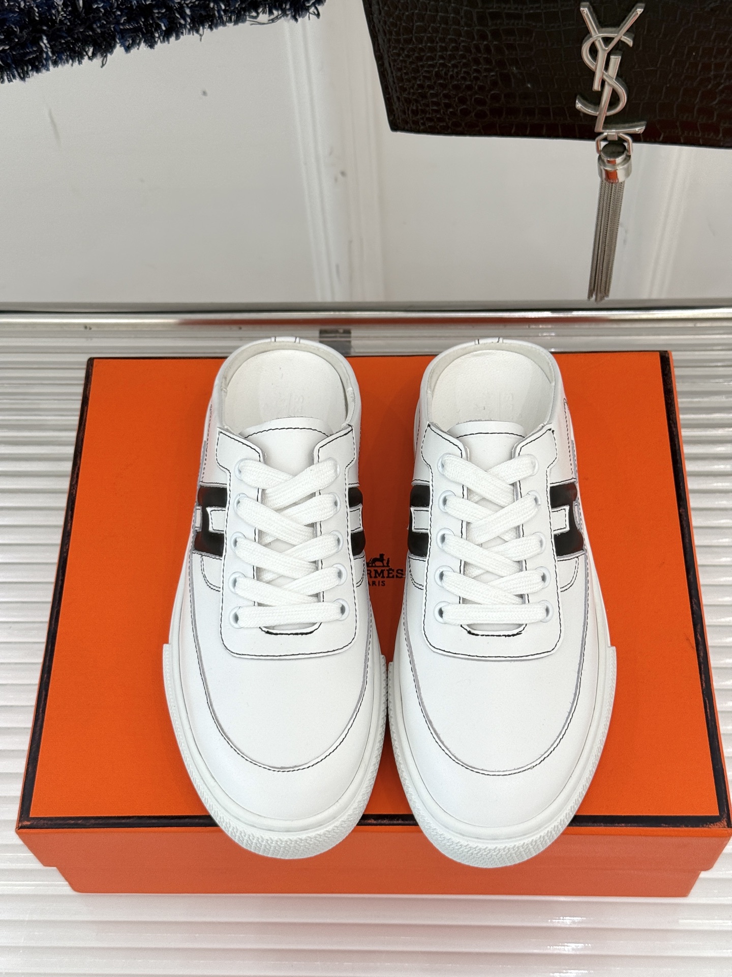 
Hermès/爱马仕经典H标情侣款休闲半拖
简直是为追求品质与时尚的情侣量身定制！
标志性的H标低调又
