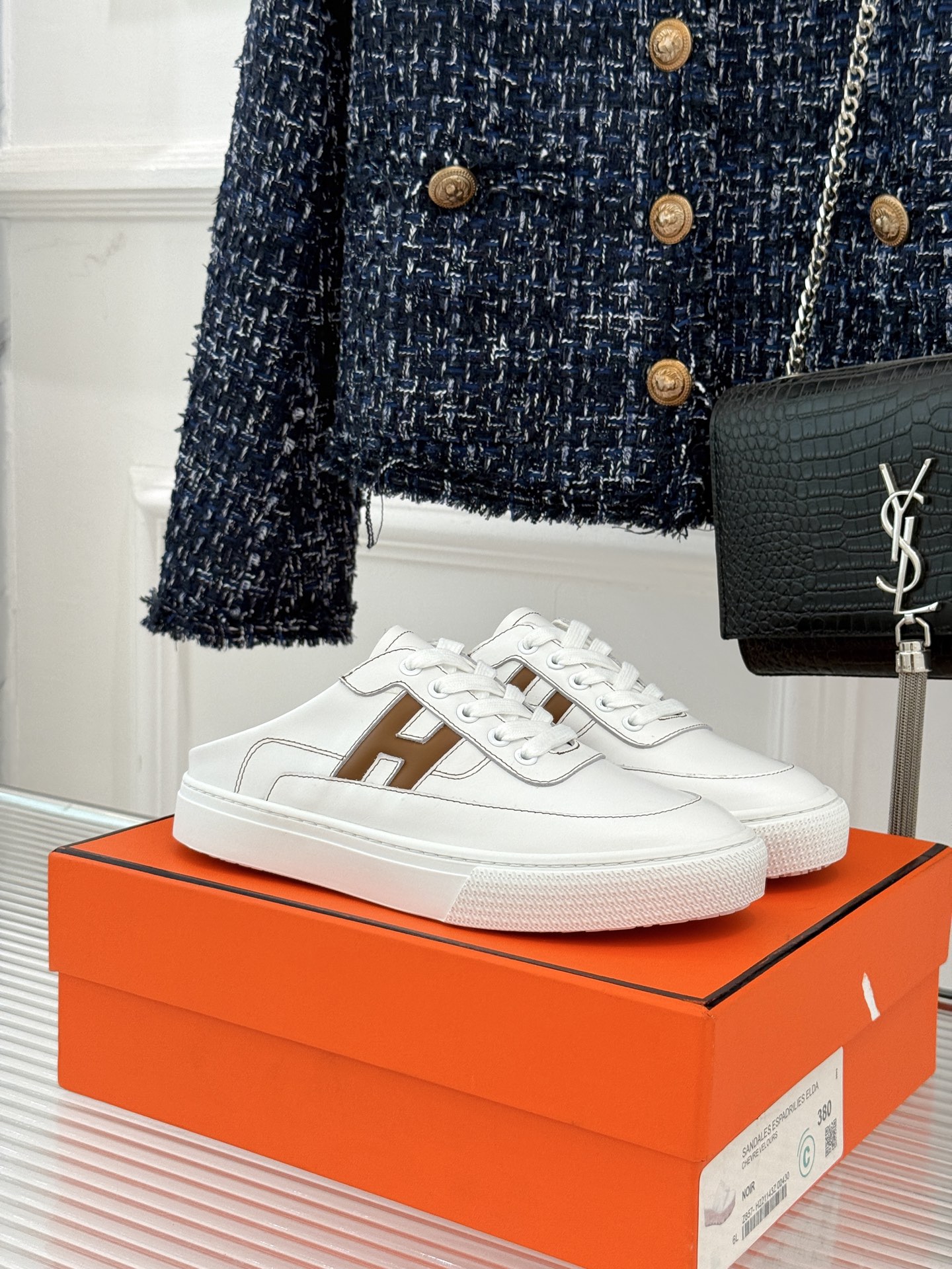 
Hermès/爱马仕经典H标情侣款休闲半拖
简直是为追求品质与时尚的情侣量身定制！
标志性的H标低调又