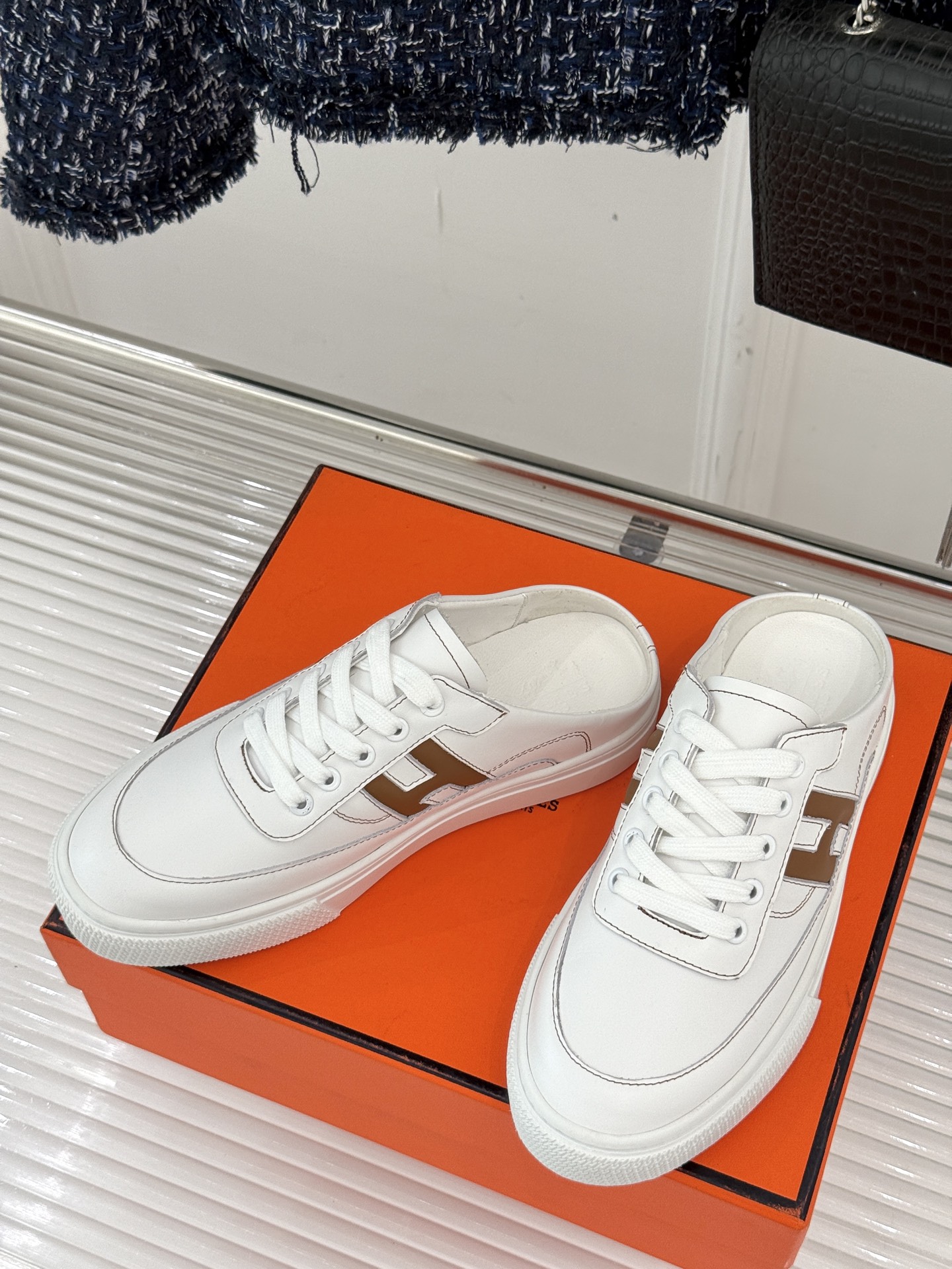 
Hermès/爱马仕经典H标情侣款休闲半拖
简直是为追求品质与时尚的情侣量身定制！
标志性的H标低调又