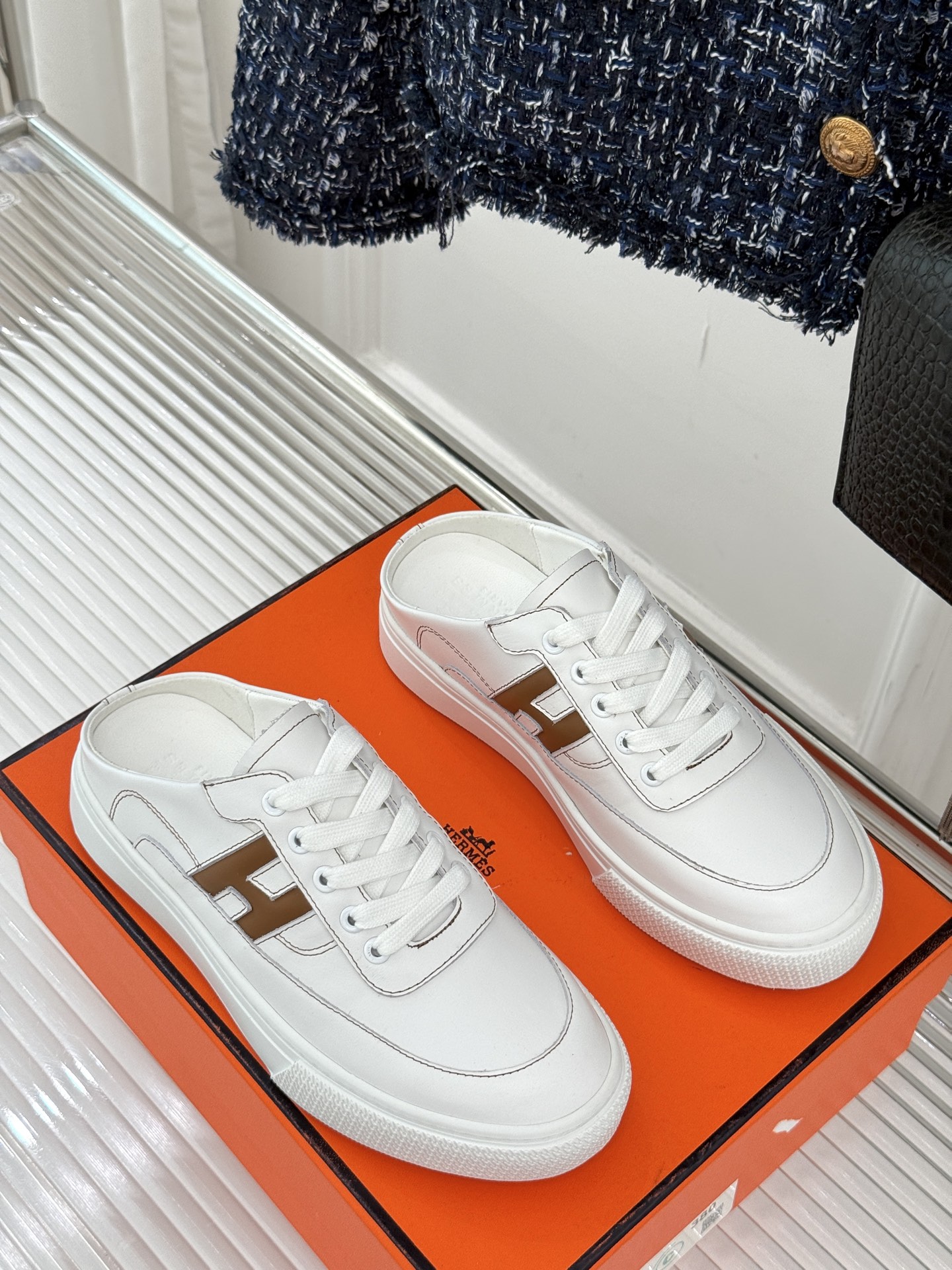 
Hermès/爱马仕经典H标情侣款休闲半拖
简直是为追求品质与时尚的情侣量身定制！
标志性的H标低调又