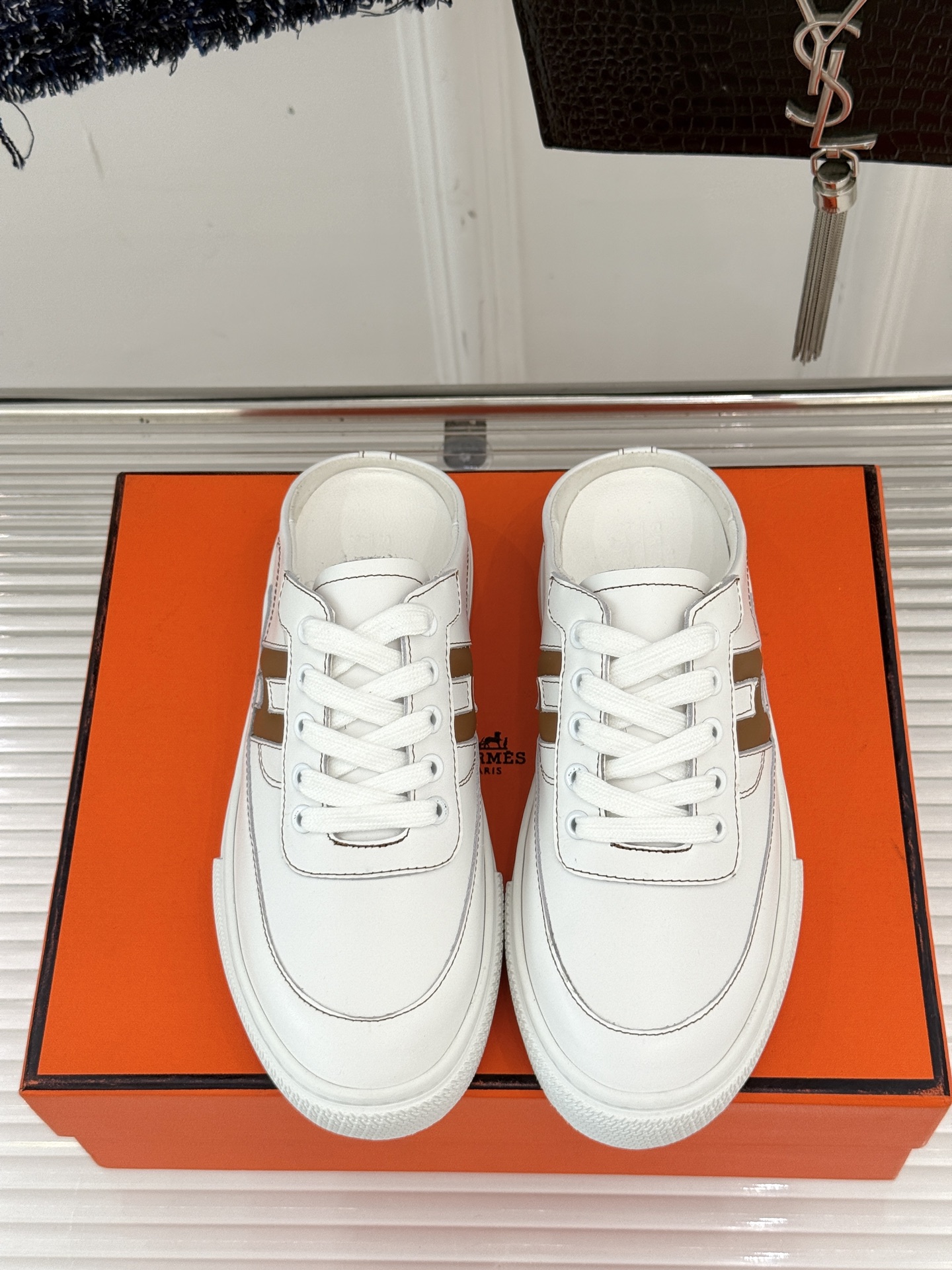 
Hermès/爱马仕经典H标情侣款休闲半拖
简直是为追求品质与时尚的情侣量身定制！
标志性的H标低调又