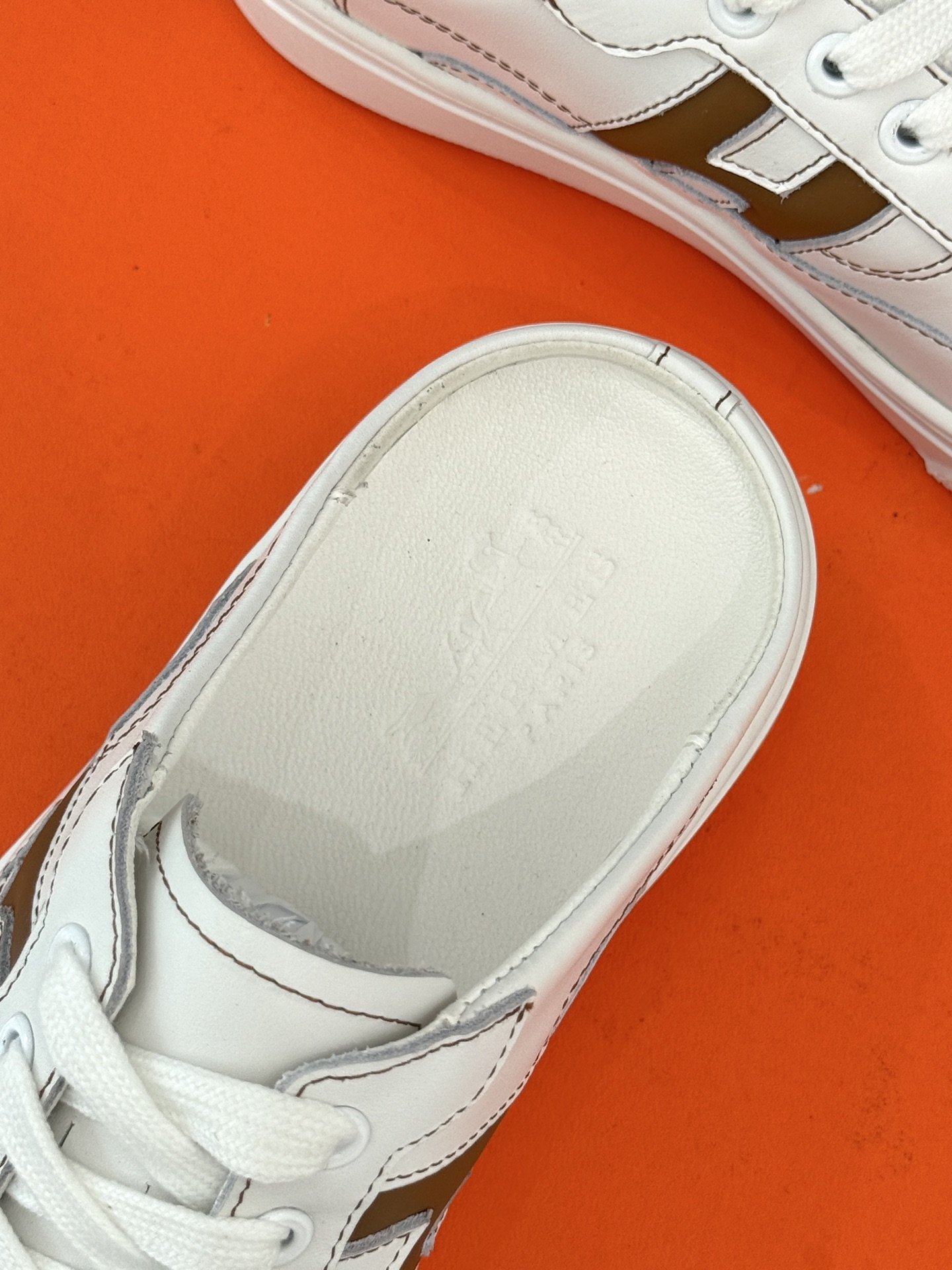 
Hermès/爱马仕经典H标情侣款休闲半拖
简直是为追求品质与时尚的情侣量身定制！
标志性的H标低调又