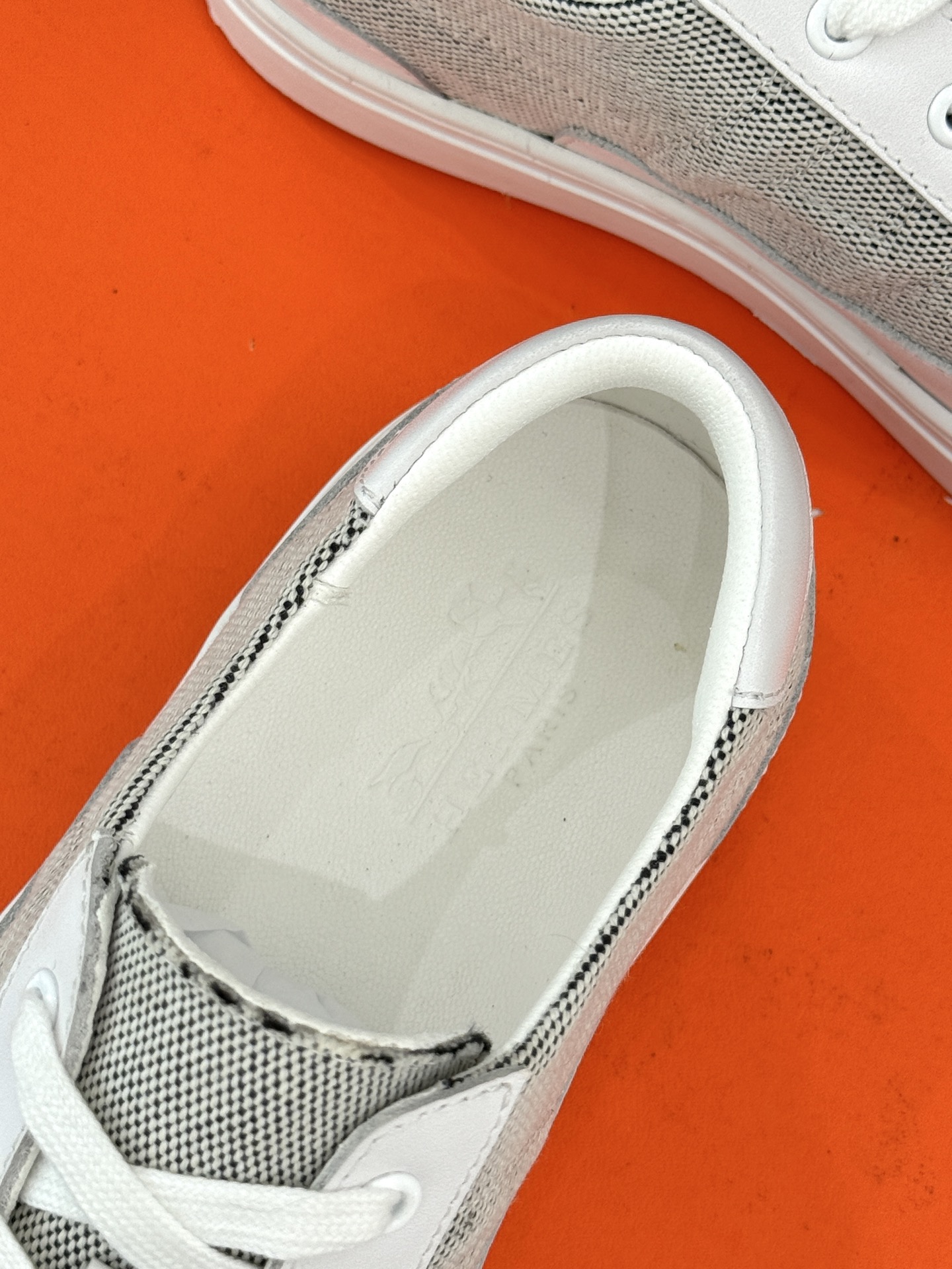 
Hermès/爱马仕经典H标情侣款休闲小白鞋
简直是为追求品质与时尚的情侣量身定制！
标志性的H标低调