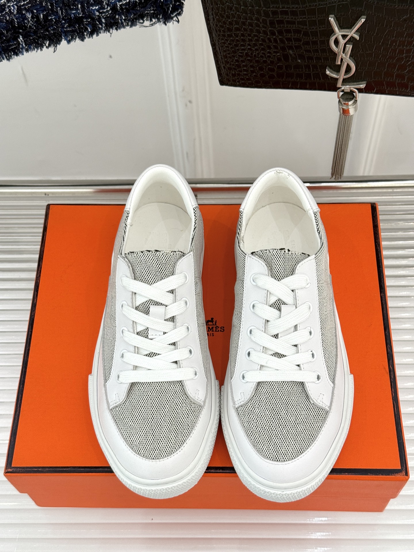 
Hermès/爱马仕经典H标情侣款休闲小白鞋
简直是为追求品质与时尚的情侣量身定制！
标志性的H标低调