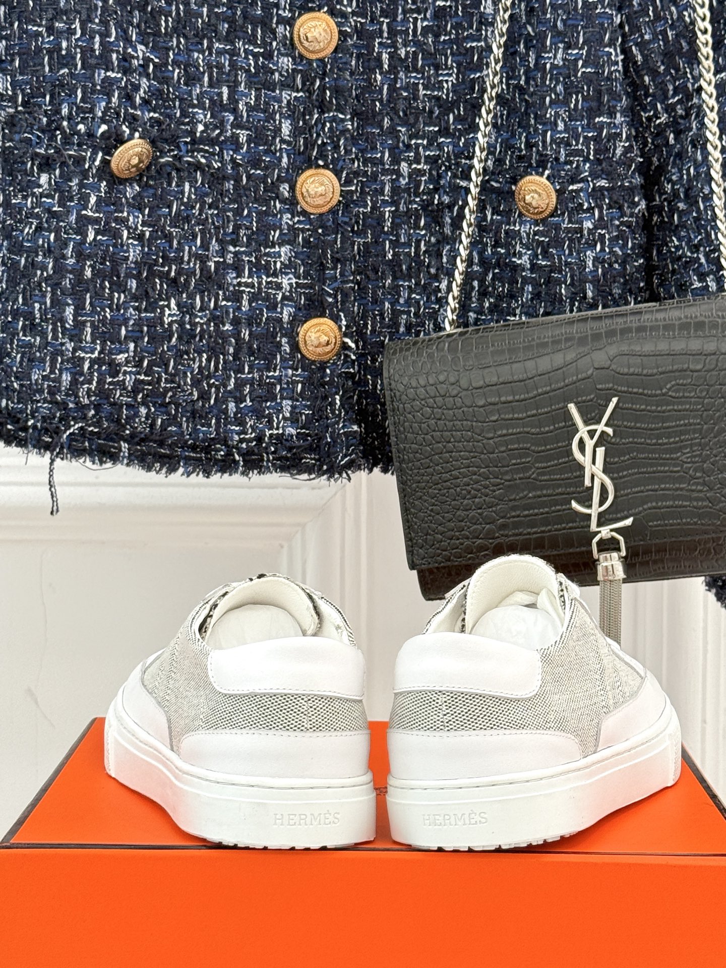 
Hermès/爱马仕经典H标情侣款休闲小白鞋
简直是为追求品质与时尚的情侣量身定制！
标志性的H标低调