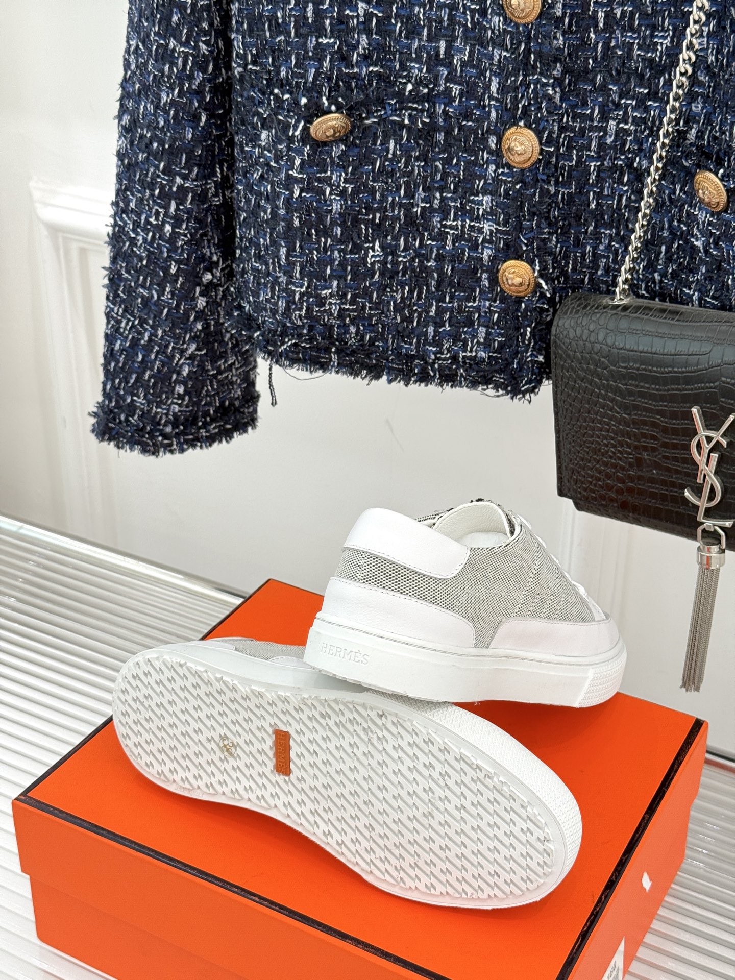 
Hermès/爱马仕经典H标情侣款休闲小白鞋
简直是为追求品质与时尚的情侣量身定制！
标志性的H标低调