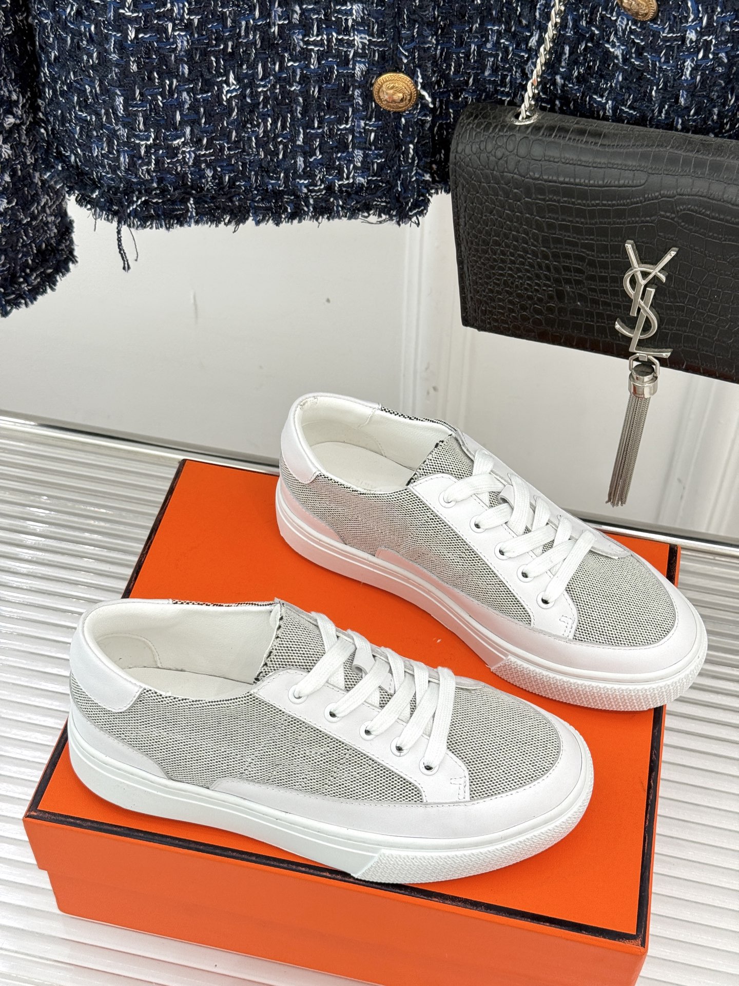 
Hermès/爱马仕经典H标情侣款休闲小白鞋
简直是为追求品质与时尚的情侣量身定制！
标志性的H标低调
