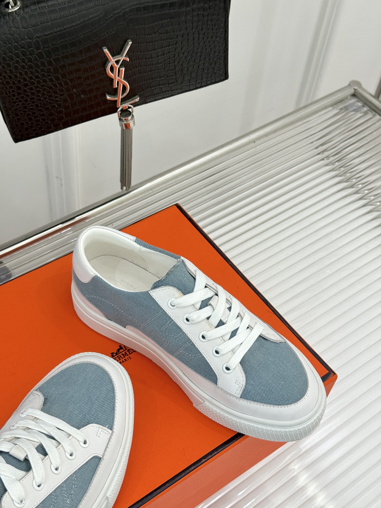 
Hermès/爱马仕经典H标情侣款休闲小白鞋
简直是为追求品质与时尚的情侣量身定制！
标志性的H标低调
