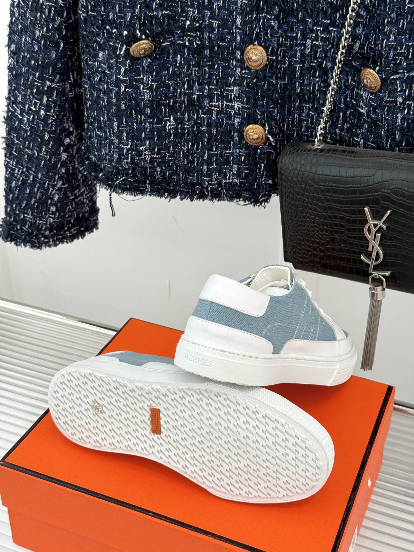 
Hermès/爱马仕经典H标情侣款休闲小白鞋
简直是为追求品质与时尚的情侣量身定制！
标志性的H标低调