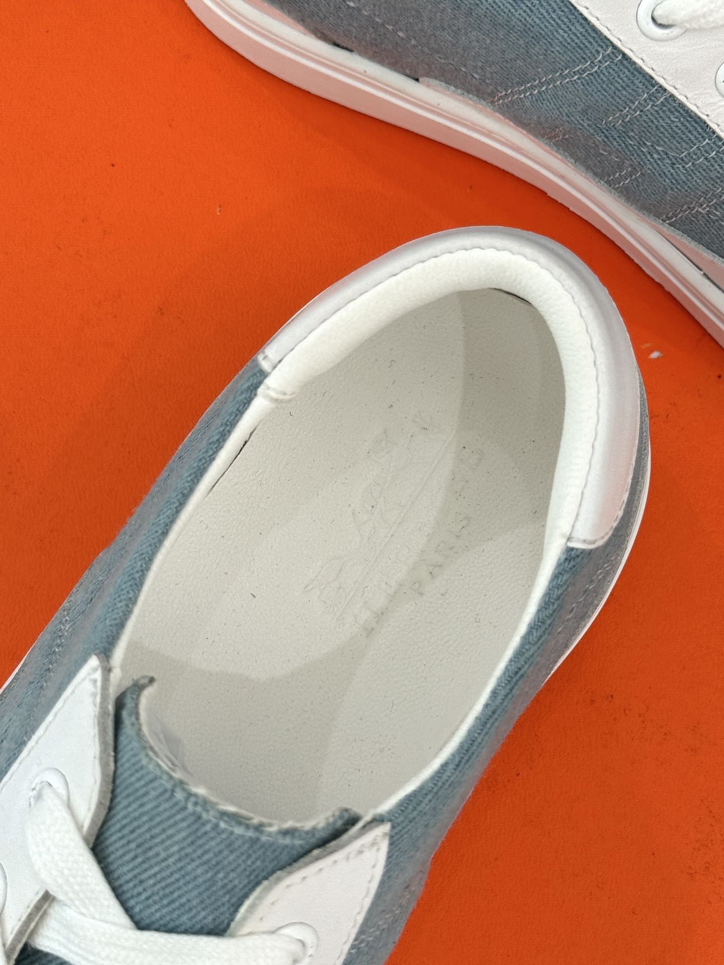 
Hermès/爱马仕经典H标情侣款休闲小白鞋
简直是为追求品质与时尚的情侣量身定制！
标志性的H标低调