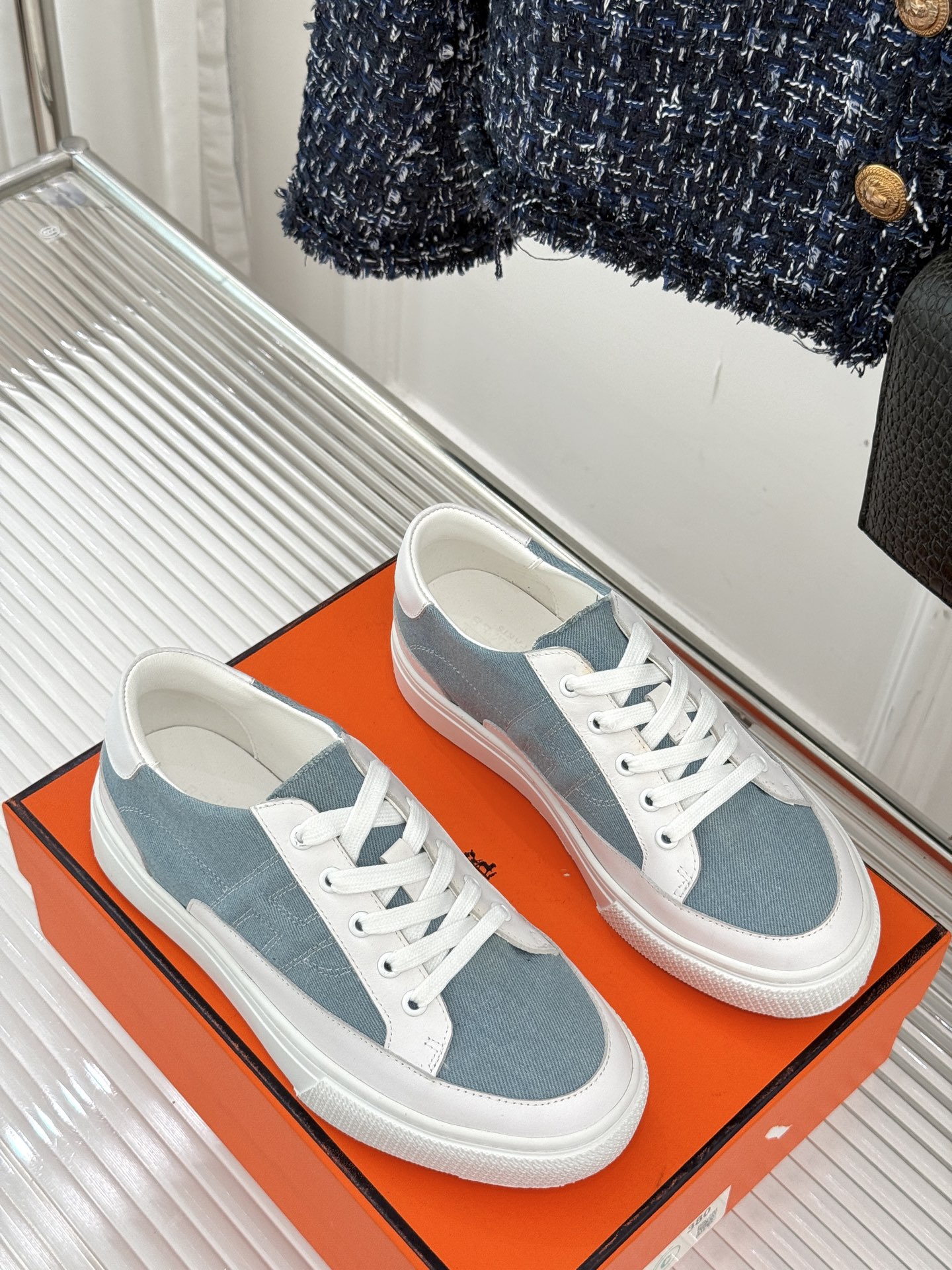 
Hermès/爱马仕经典H标情侣款休闲小白鞋
简直是为追求品质与时尚的情侣量身定制！
标志性的H标低调