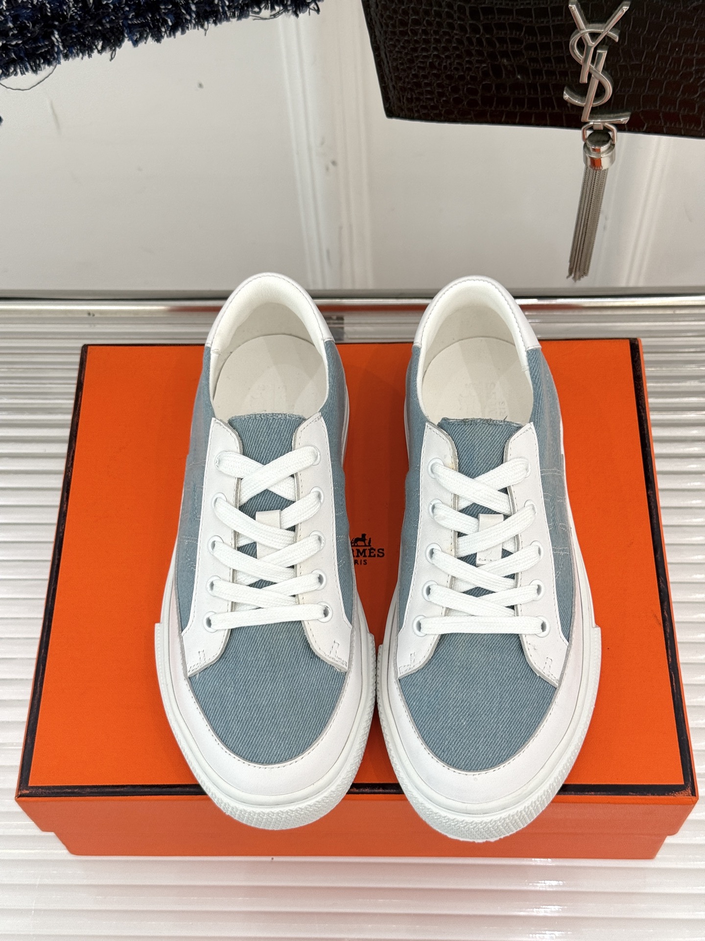 
Hermès/爱马仕经典H标情侣款休闲小白鞋
简直是为追求品质与时尚的情侣量身定制！
标志性的H标低调
