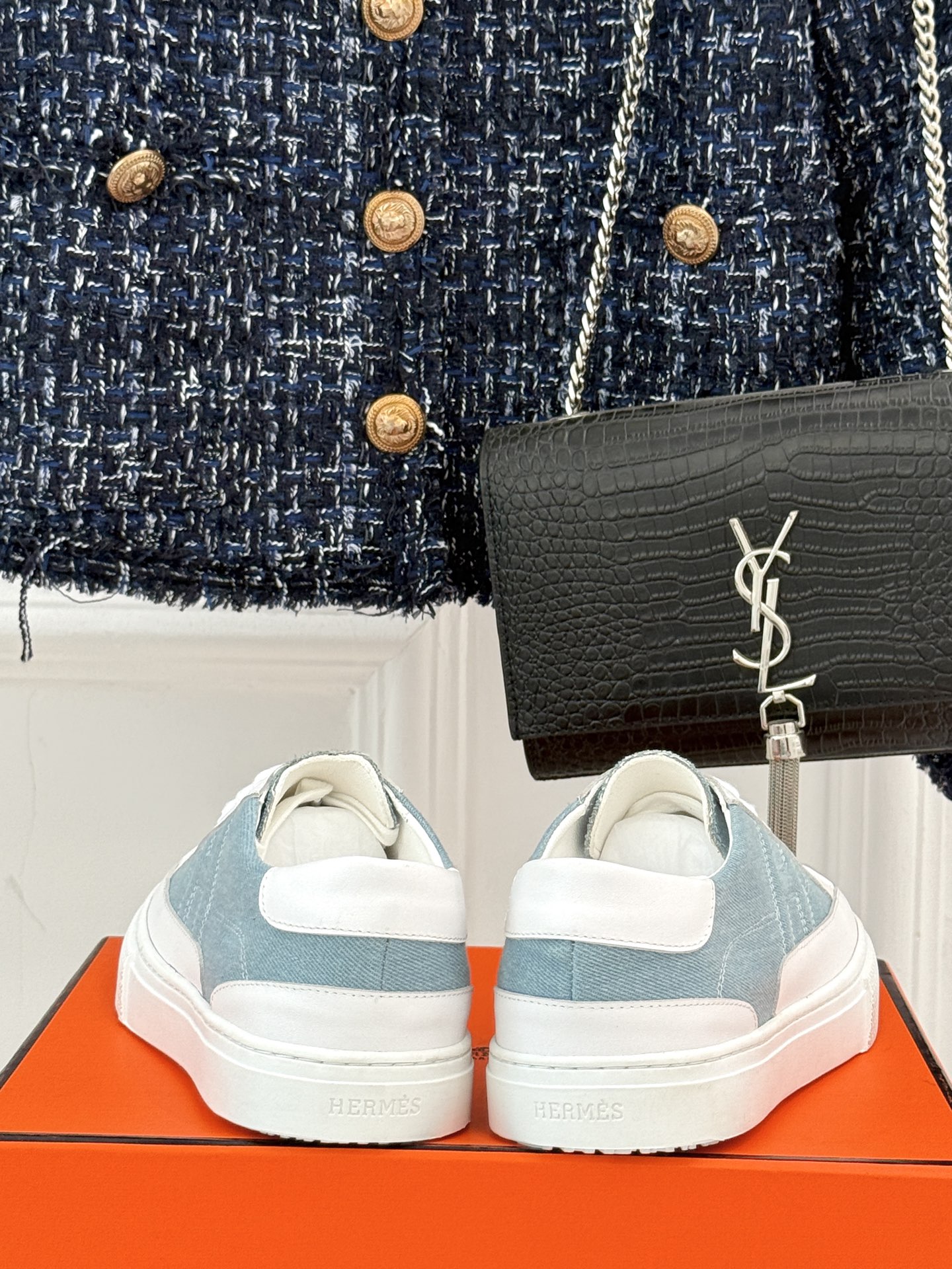 
Hermès/爱马仕经典H标情侣款休闲小白鞋
简直是为追求品质与时尚的情侣量身定制！
标志性的H标低调