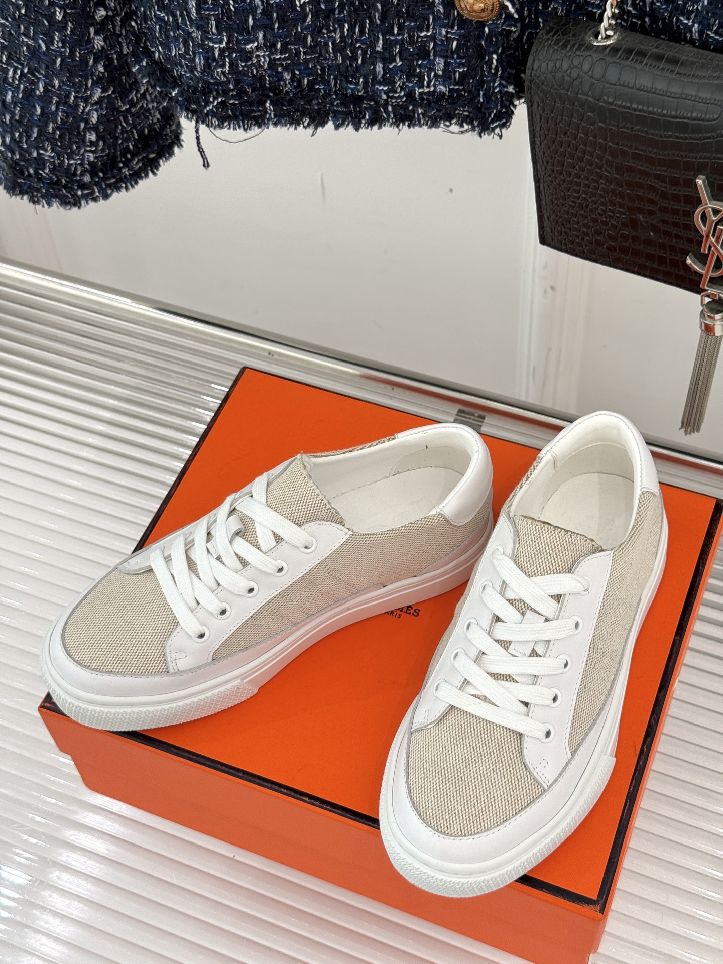 
Hermès/爱马仕经典H标情侣款休闲小白鞋
简直是为追求品质与时尚的情侣量身定制！
标志性的H标低调