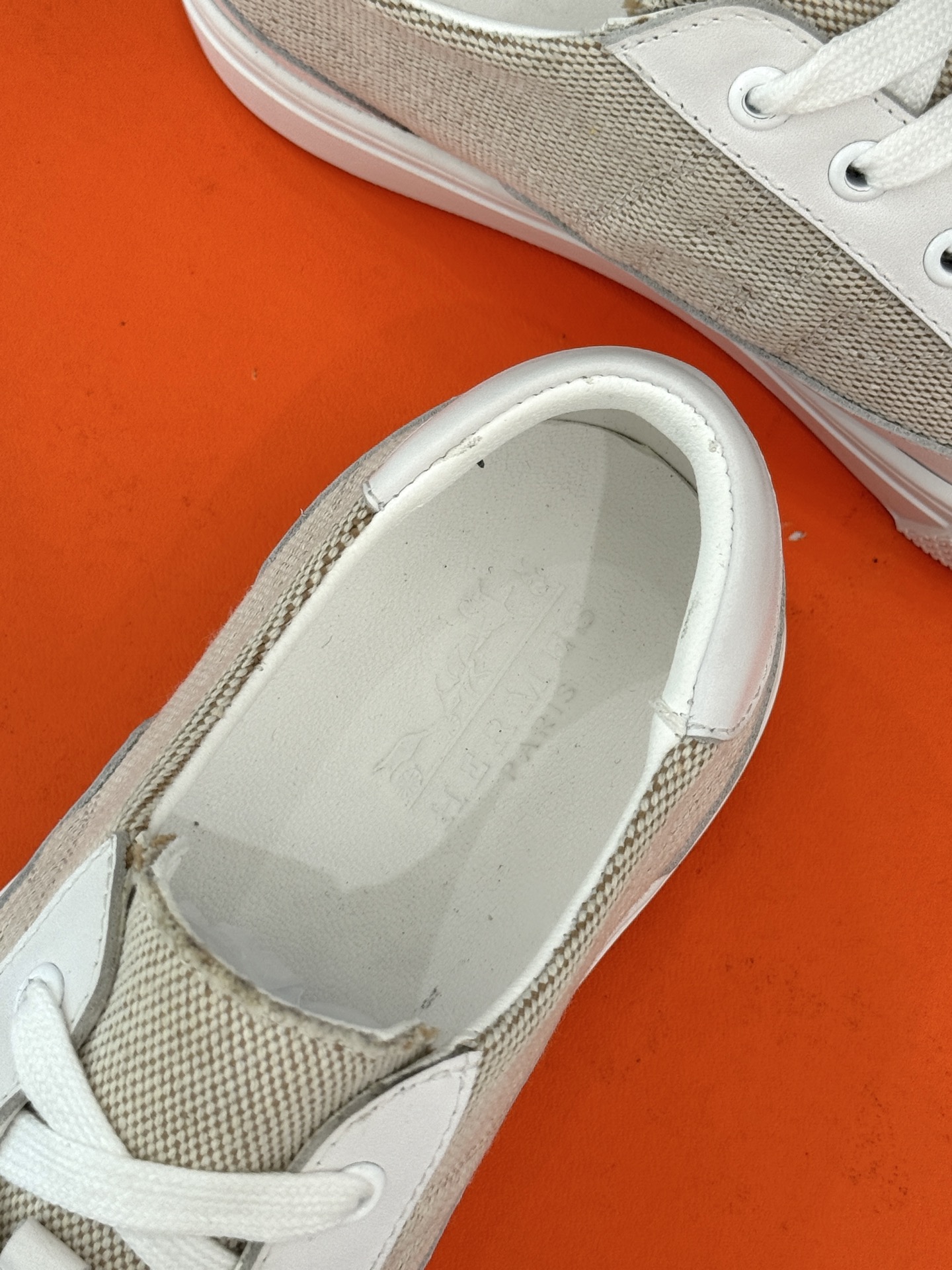
Hermès/爱马仕经典H标情侣款休闲小白鞋
简直是为追求品质与时尚的情侣量身定制！
标志性的H标低调
