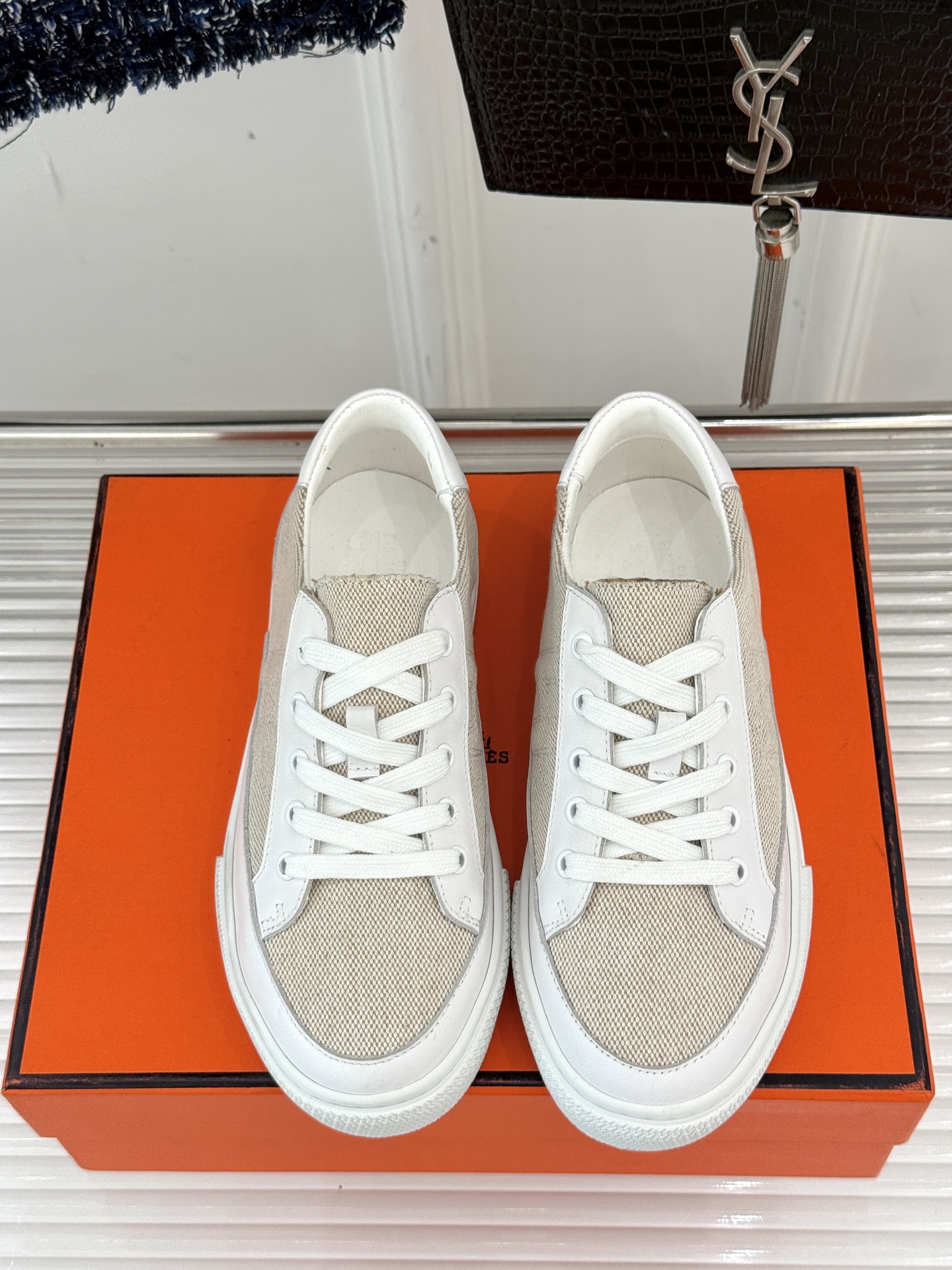 
Hermès/爱马仕经典H标情侣款休闲小白鞋
简直是为追求品质与时尚的情侣量身定制！
标志性的H标低调