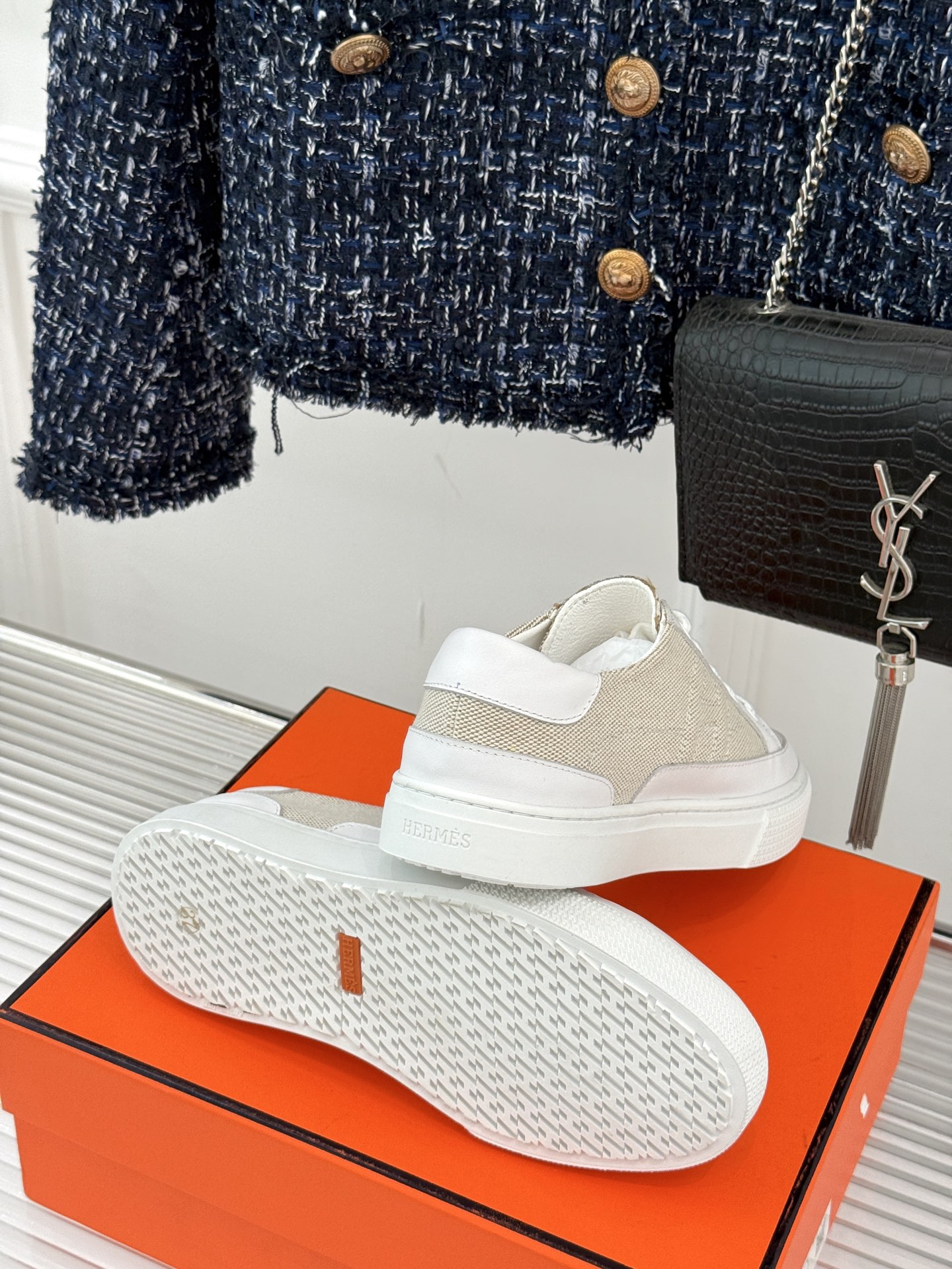 
Hermès/爱马仕经典H标情侣款休闲小白鞋
简直是为追求品质与时尚的情侣量身定制！
标志性的H标低调