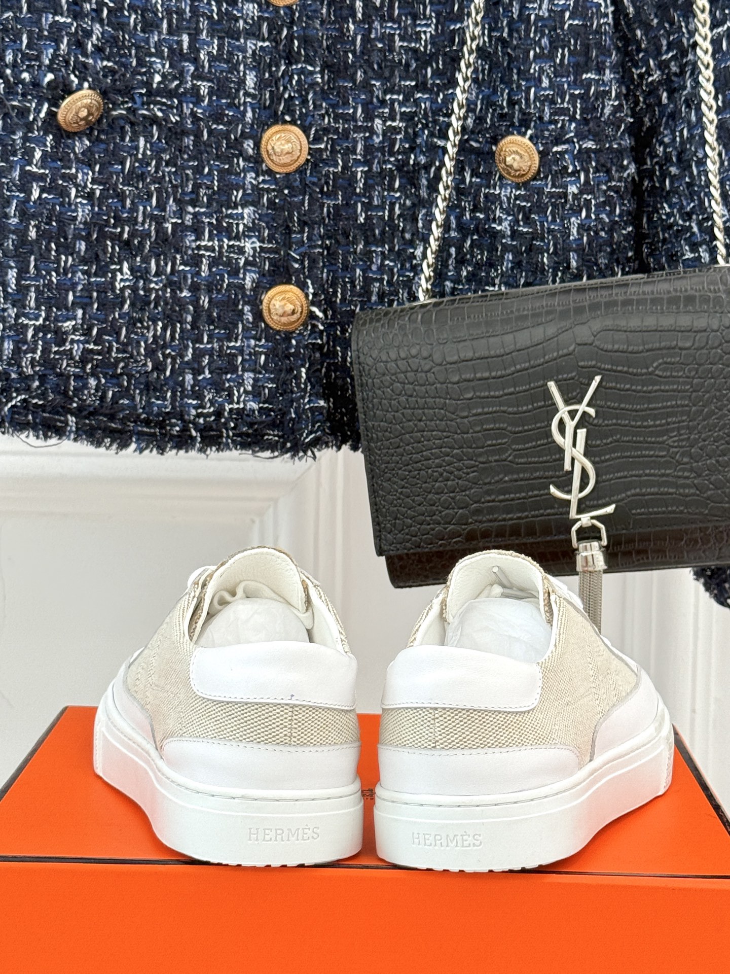 
Hermès/爱马仕经典H标情侣款休闲小白鞋
简直是为追求品质与时尚的情侣量身定制！
标志性的H标低调