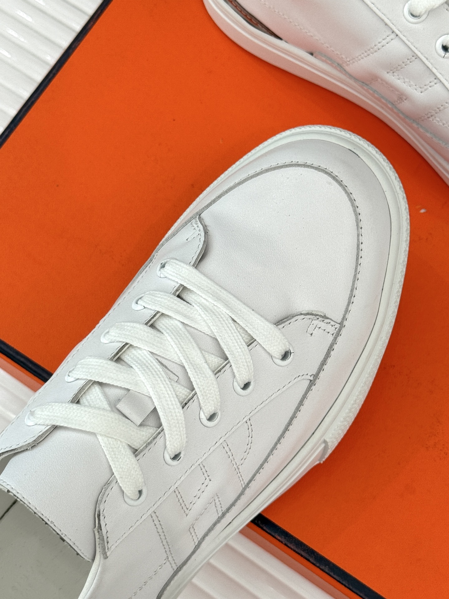 
Hermès/爱马仕经典H标情侣款休闲小白鞋
简直是为追求品质与时尚的情侣量身定制！
标志性的H标低调