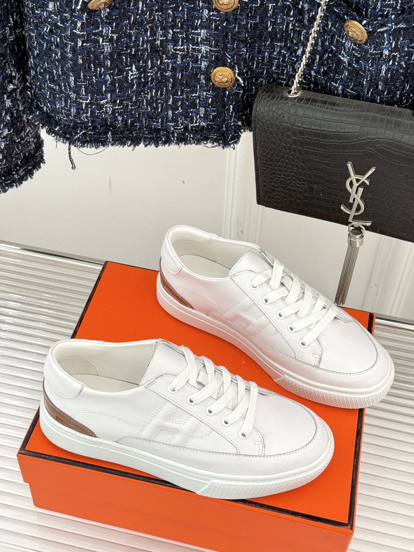 
Hermès/爱马仕经典H标情侣款休闲小白鞋
简直是为追求品质与时尚的情侣量身定制！
标志性的H标低调