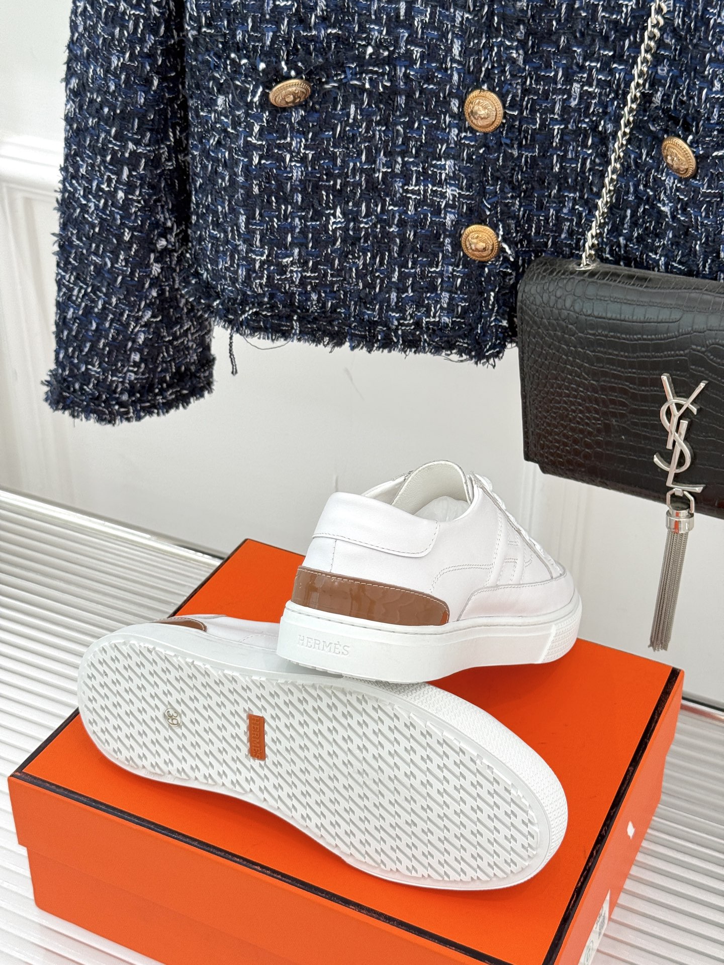 
Hermès/爱马仕经典H标情侣款休闲小白鞋
简直是为追求品质与时尚的情侣量身定制！
标志性的H标低调