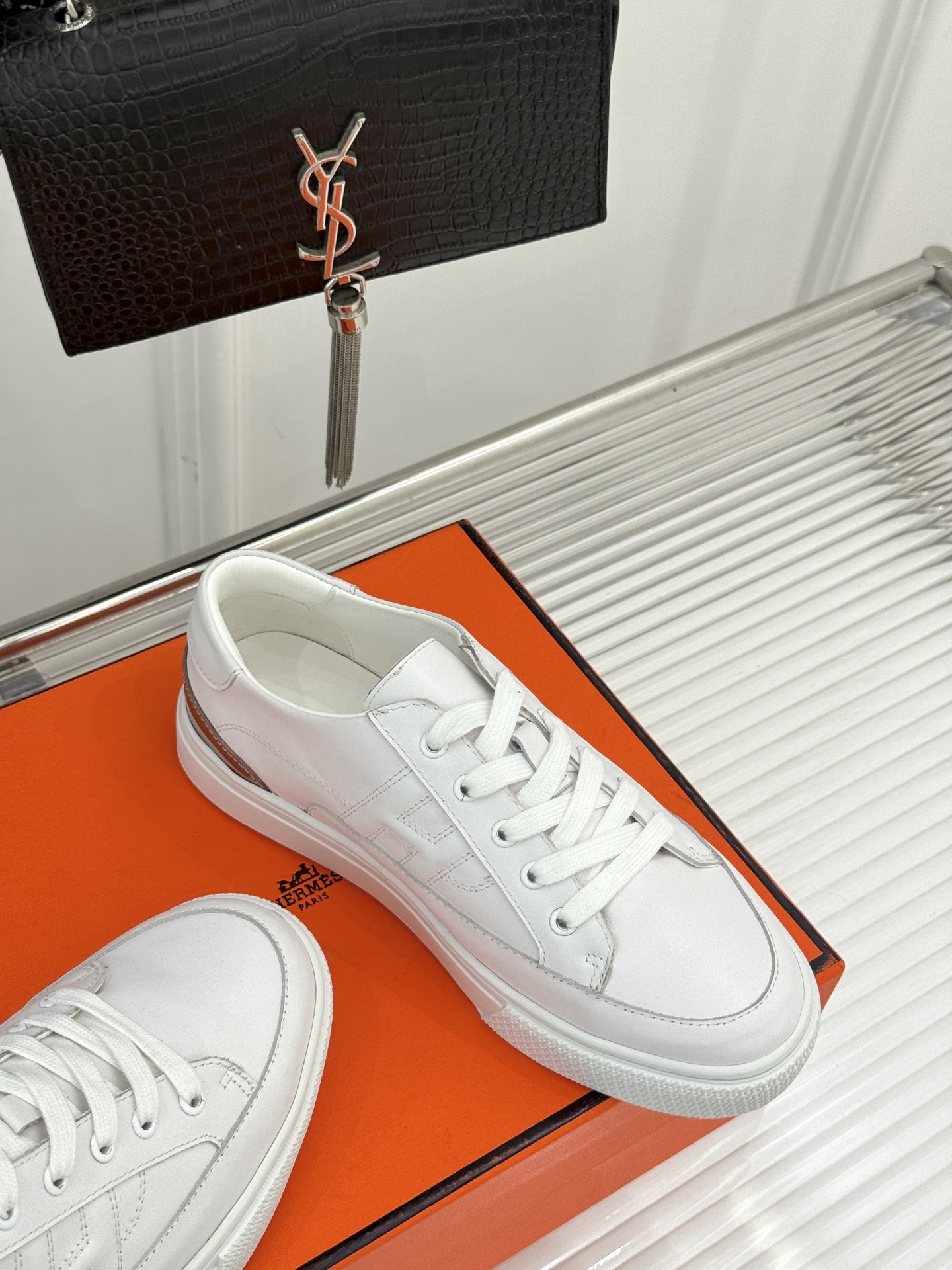 
Hermès/爱马仕经典H标情侣款休闲小白鞋
简直是为追求品质与时尚的情侣量身定制！
标志性的H标低调