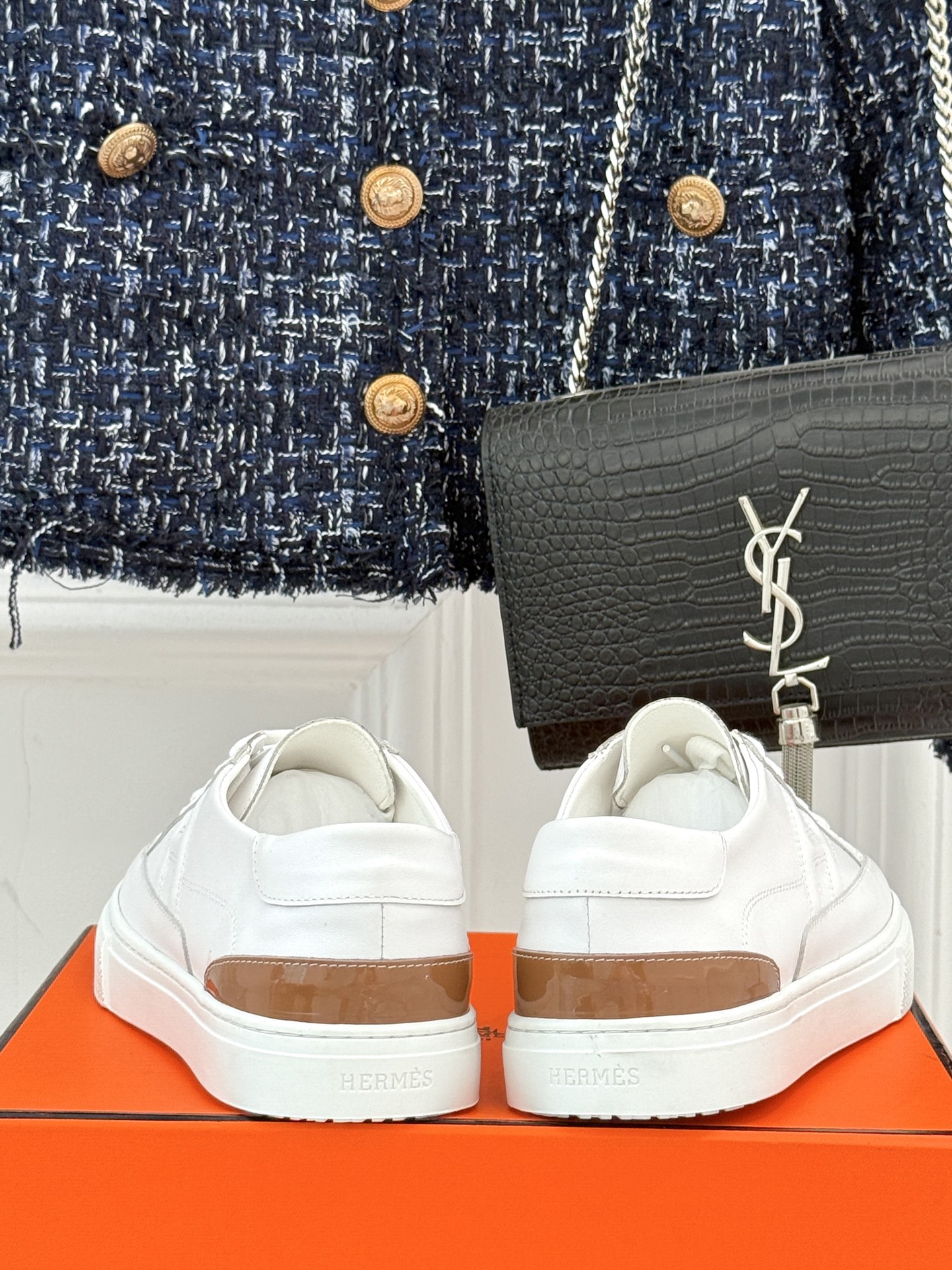 
Hermès/爱马仕经典H标情侣款休闲小白鞋
简直是为追求品质与时尚的情侣量身定制！
标志性的H标低调