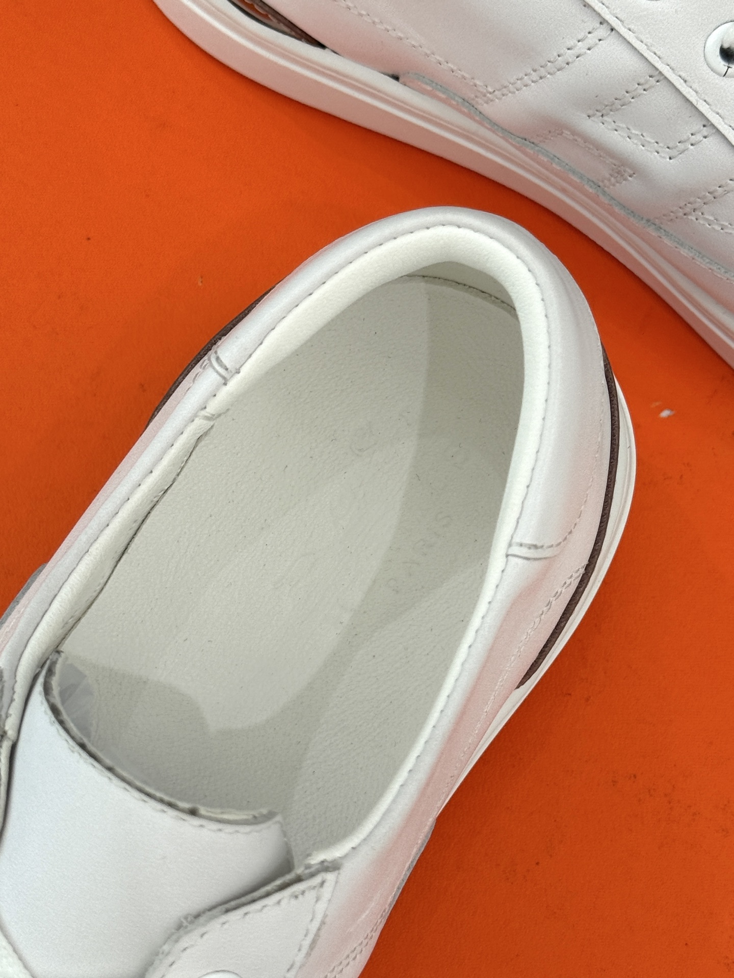 
Hermès/爱马仕经典H标情侣款休闲小白鞋
简直是为追求品质与时尚的情侣量身定制！
标志性的H标低调