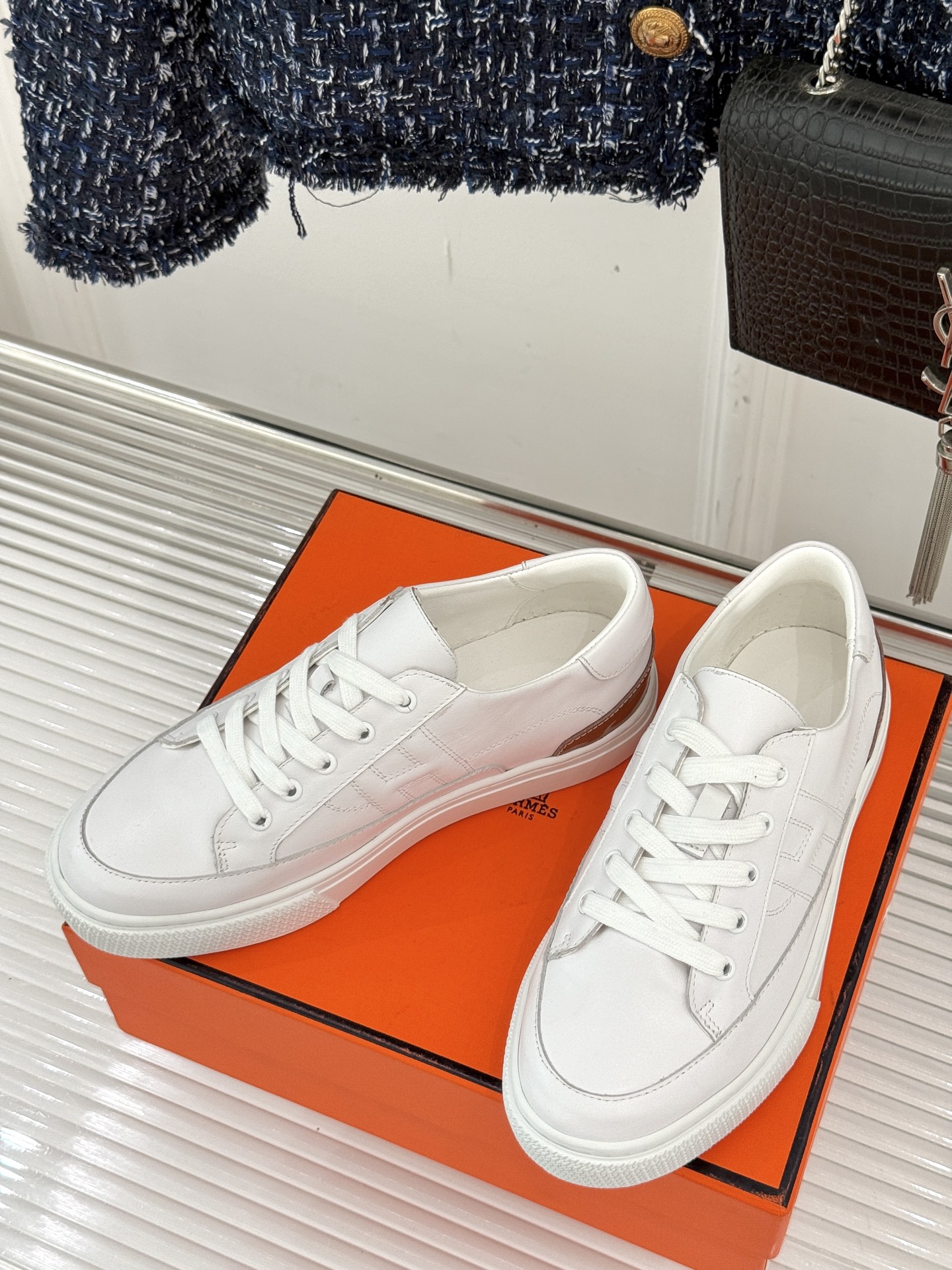 
Hermès/爱马仕经典H标情侣款休闲小白鞋
简直是为追求品质与时尚的情侣量身定制！
标志性的H标低调