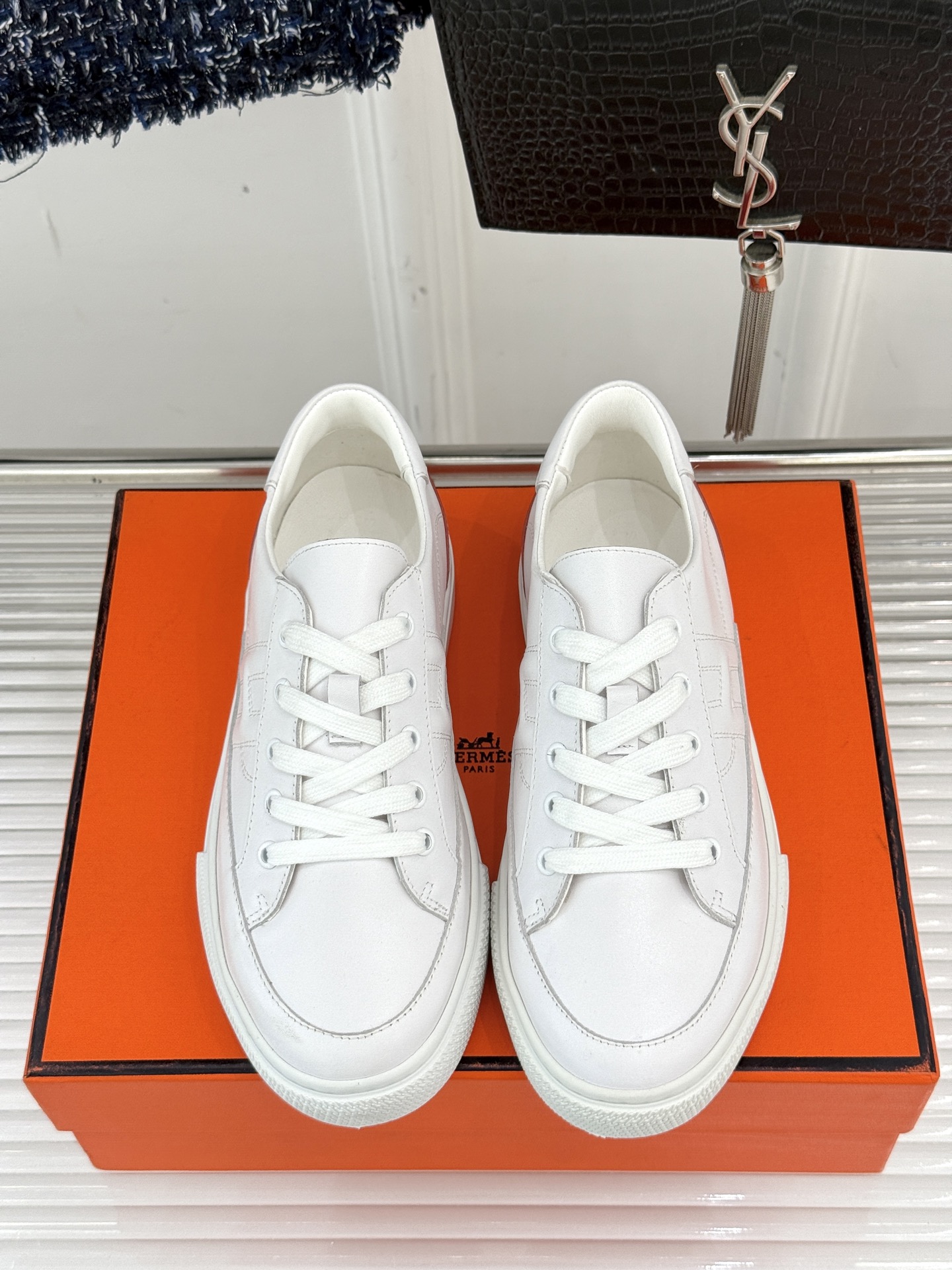 
Hermès/爱马仕经典H标情侣款休闲小白鞋
简直是为追求品质与时尚的情侣量身定制！
标志性的H标低调