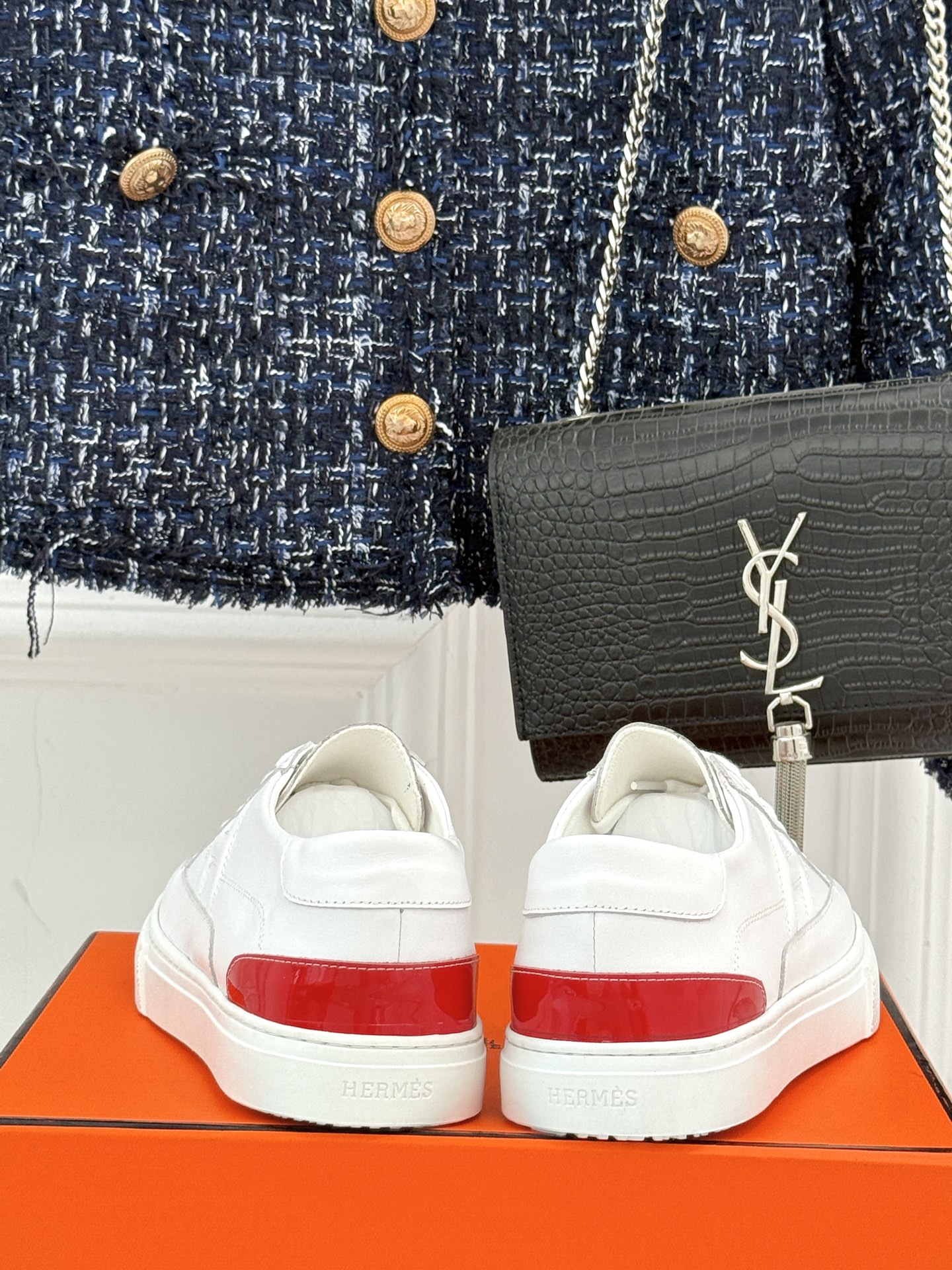 
Hermès/爱马仕经典H标情侣款休闲小白鞋
简直是为追求品质与时尚的情侣量身定制！
标志性的H标低调