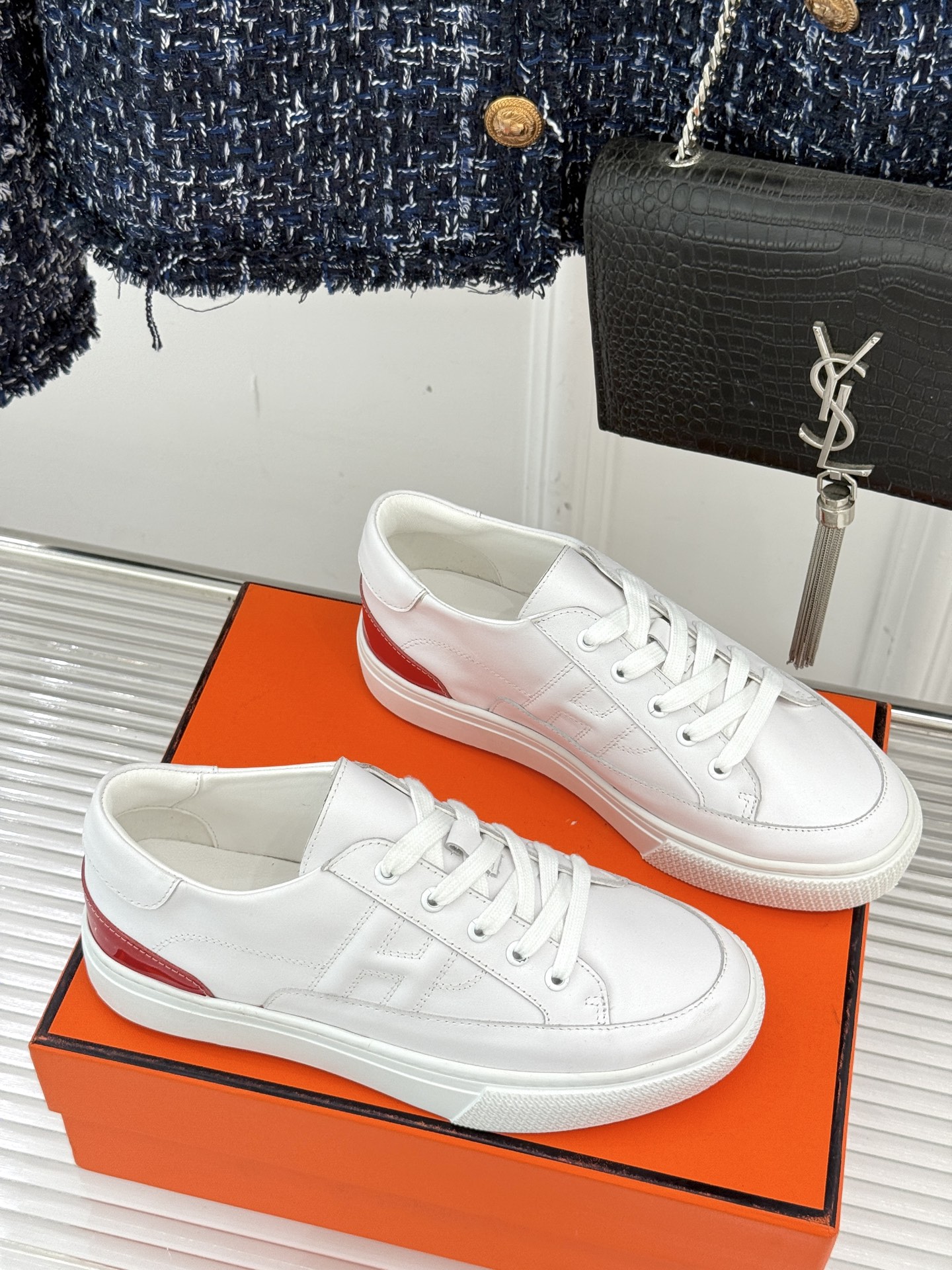 
Hermès/爱马仕经典H标情侣款休闲小白鞋
简直是为追求品质与时尚的情侣量身定制！
标志性的H标低调