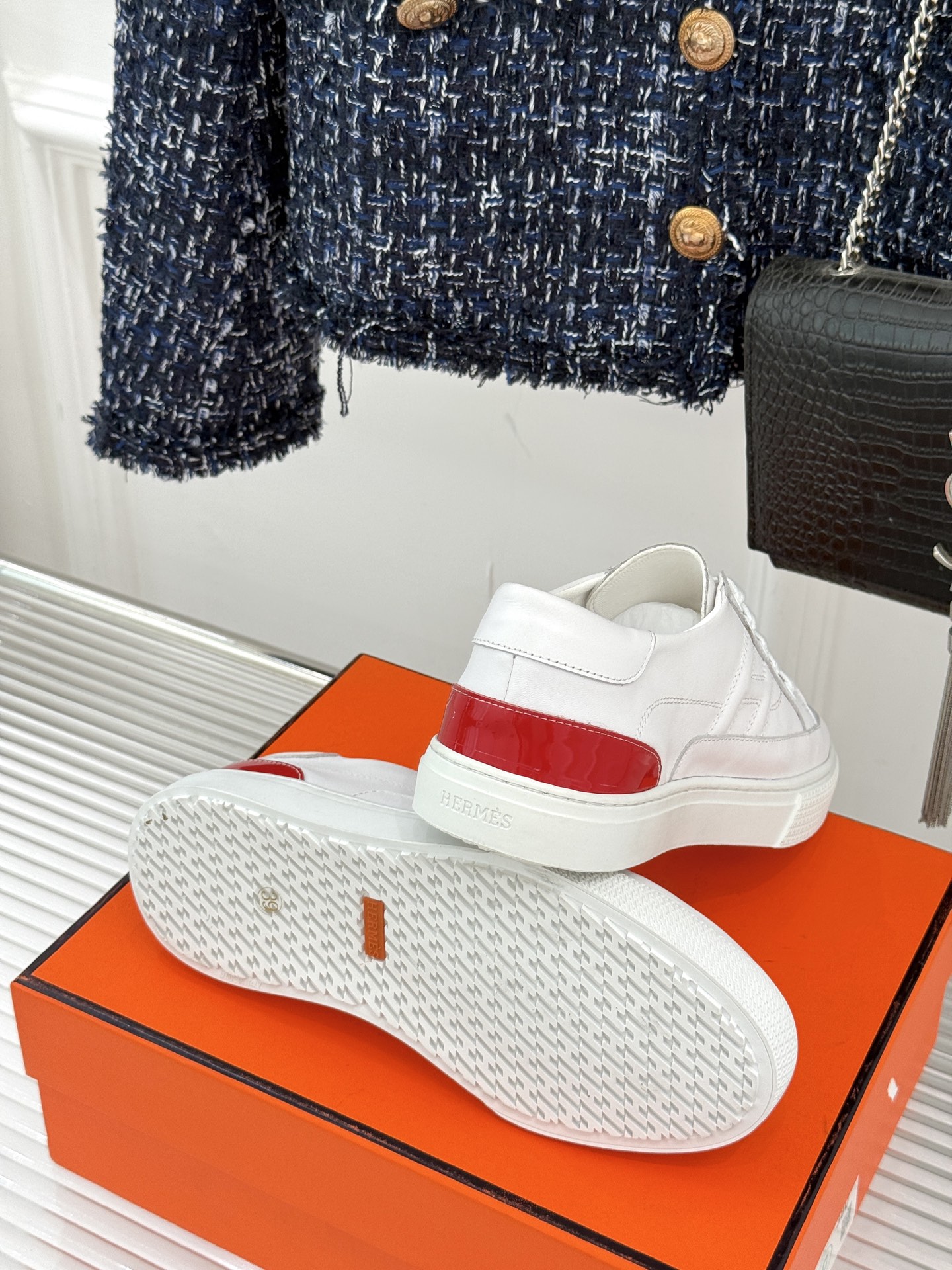 
Hermès/爱马仕经典H标情侣款休闲小白鞋
简直是为追求品质与时尚的情侣量身定制！
标志性的H标低调