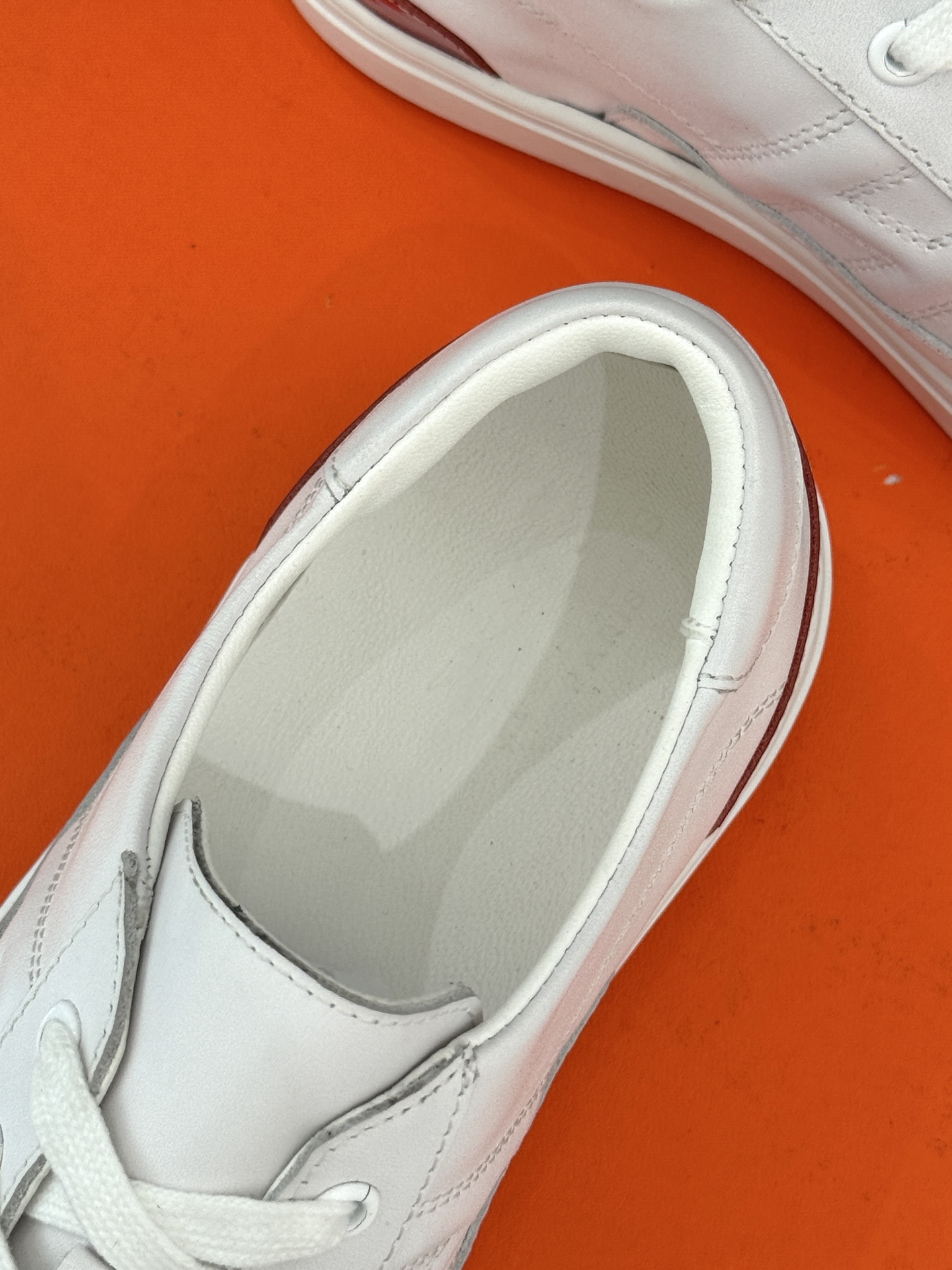 
Hermès/爱马仕经典H标情侣款休闲小白鞋
简直是为追求品质与时尚的情侣量身定制！
标志性的H标低调