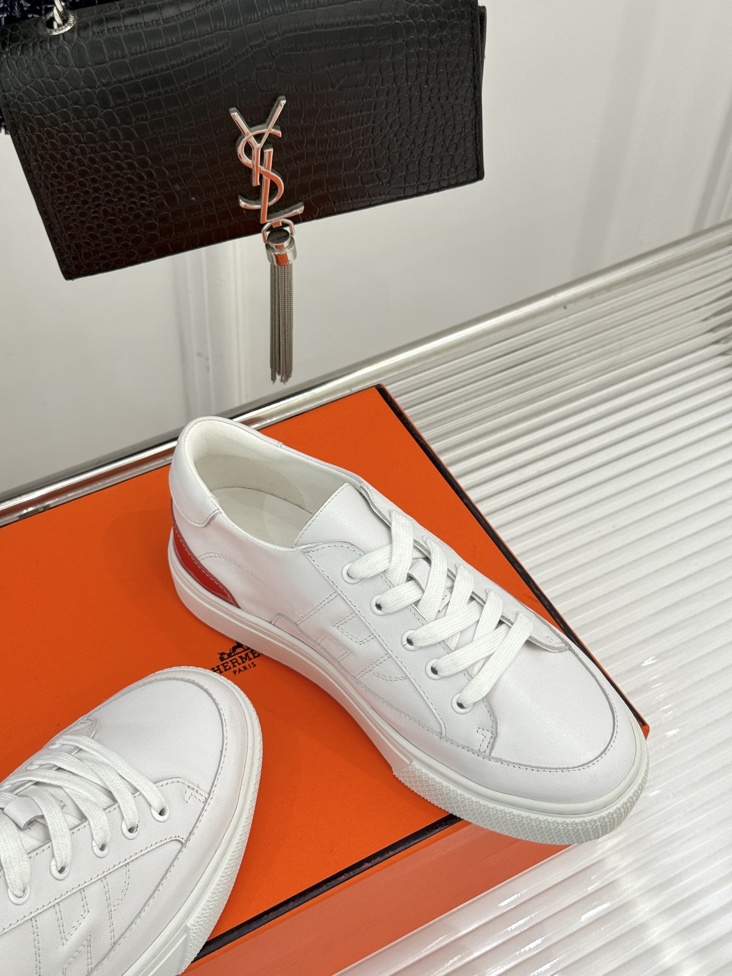 
Hermès/爱马仕经典H标情侣款休闲小白鞋
简直是为追求品质与时尚的情侣量身定制！
标志性的H标低调