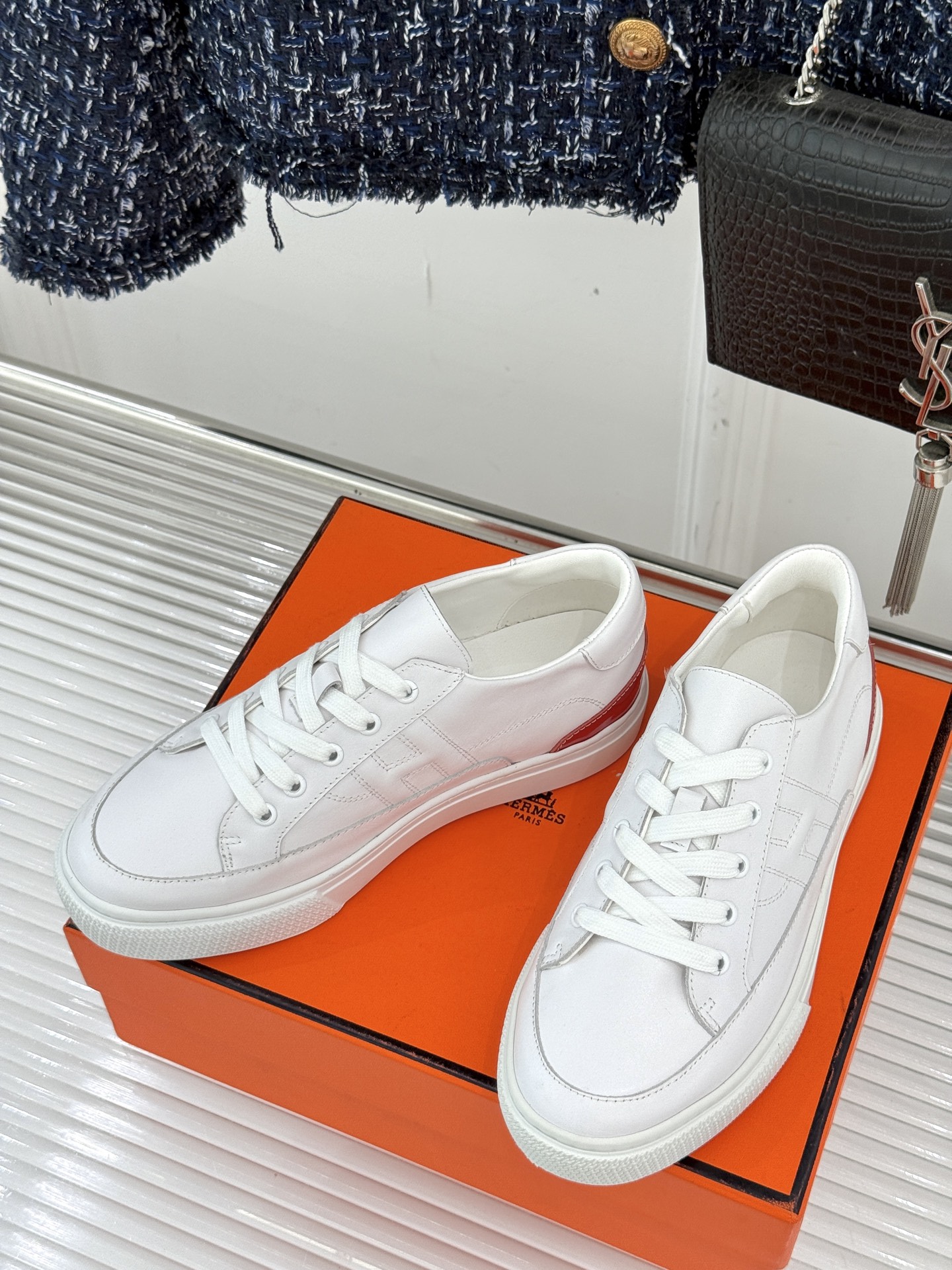 
Hermès/爱马仕经典H标情侣款休闲小白鞋
简直是为追求品质与时尚的情侣量身定制！
标志性的H标低调